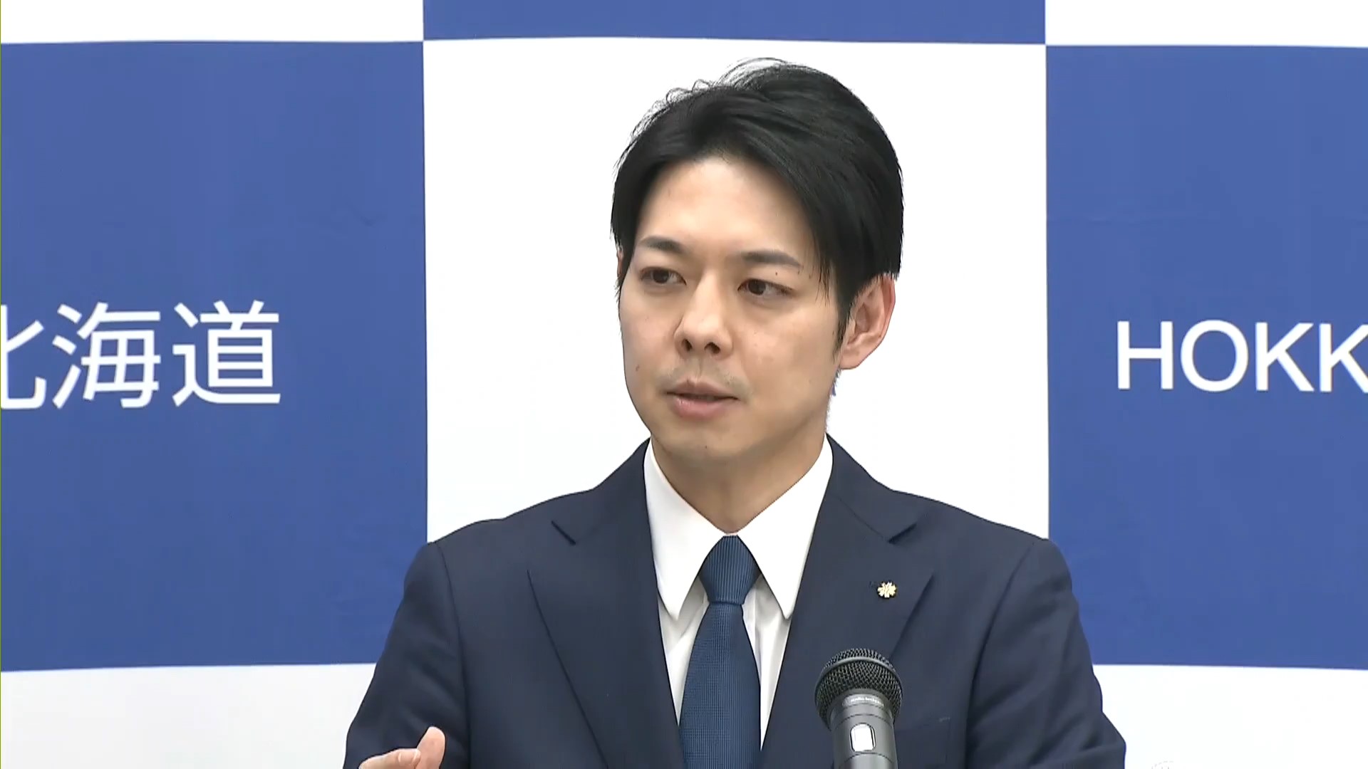 連立協議について記者から問われる鈴木知事（10月17日）