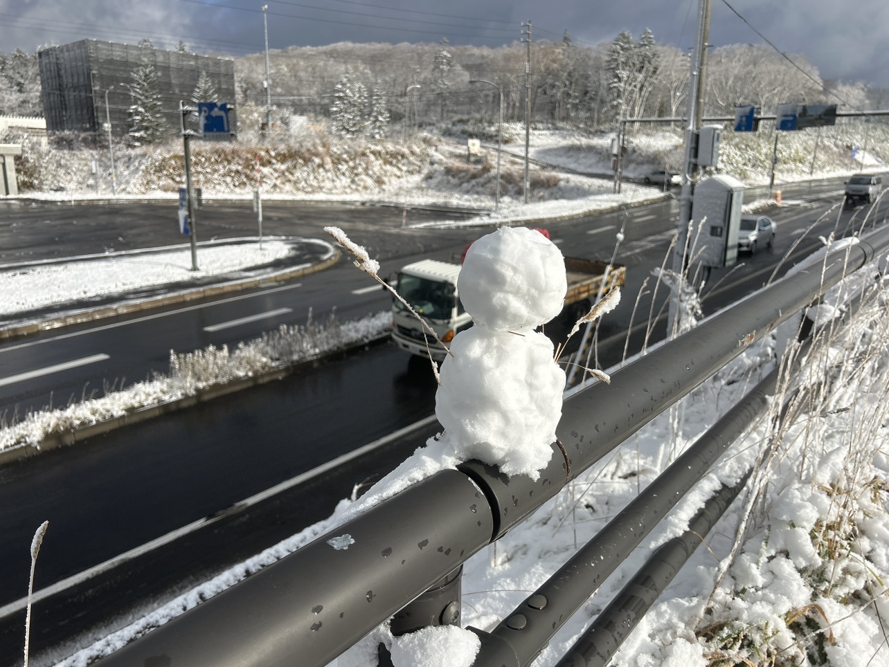 峠で雪だるま…冬到来】北海道内は各地で雪の便り！初雪や初冠雪を観測！