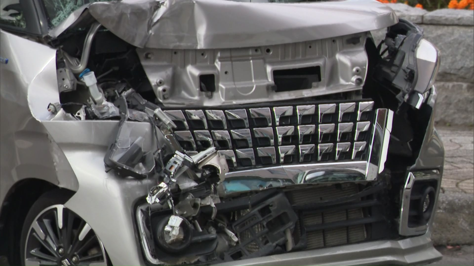 停車中の観光バスに正面衝突した軽乗用車