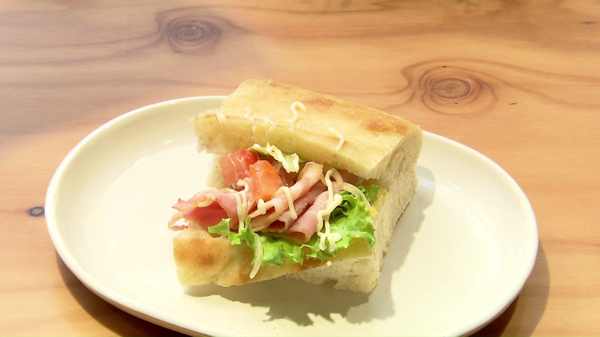 「どんぐり」と共同開発したフォカッチャのサンドイッチ