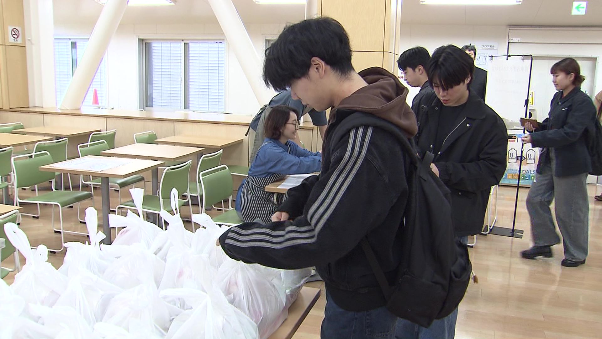 支援物資を受け取る学生たち