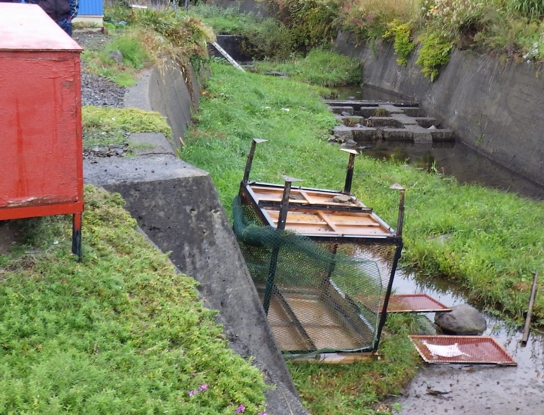ひっくり返されたゴミステーション(提供:北海道警)