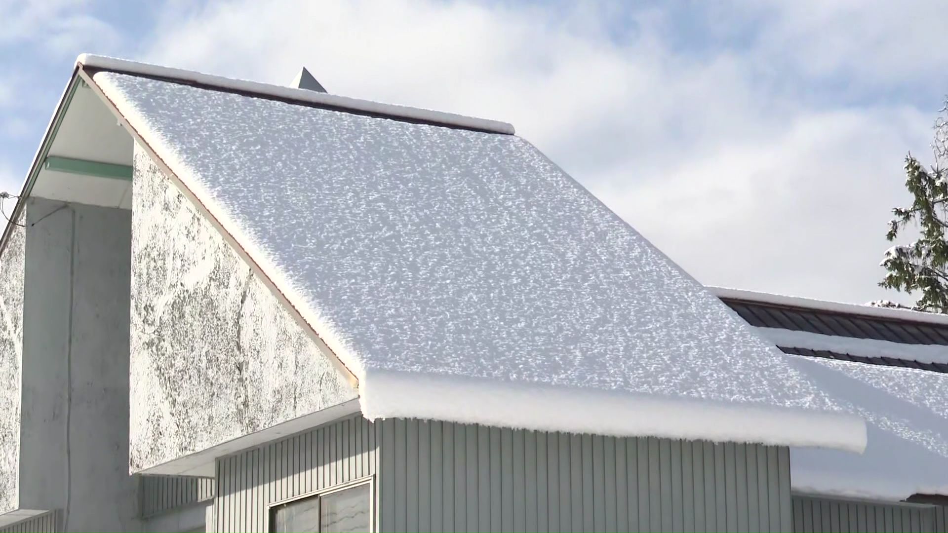 屋根の上に積もった雪