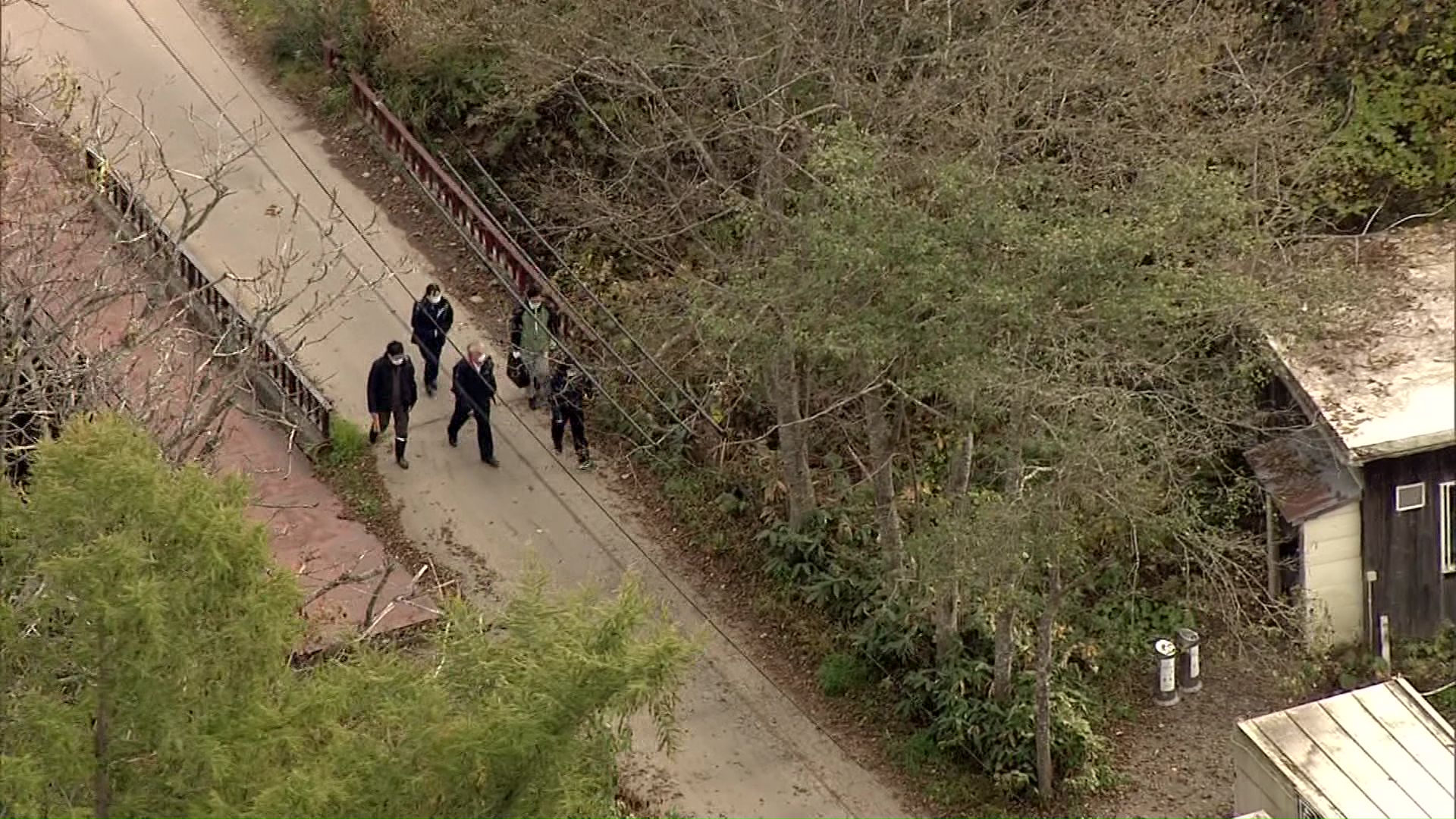 警察が都市計画法違反などの疑いで家宅捜索に入った