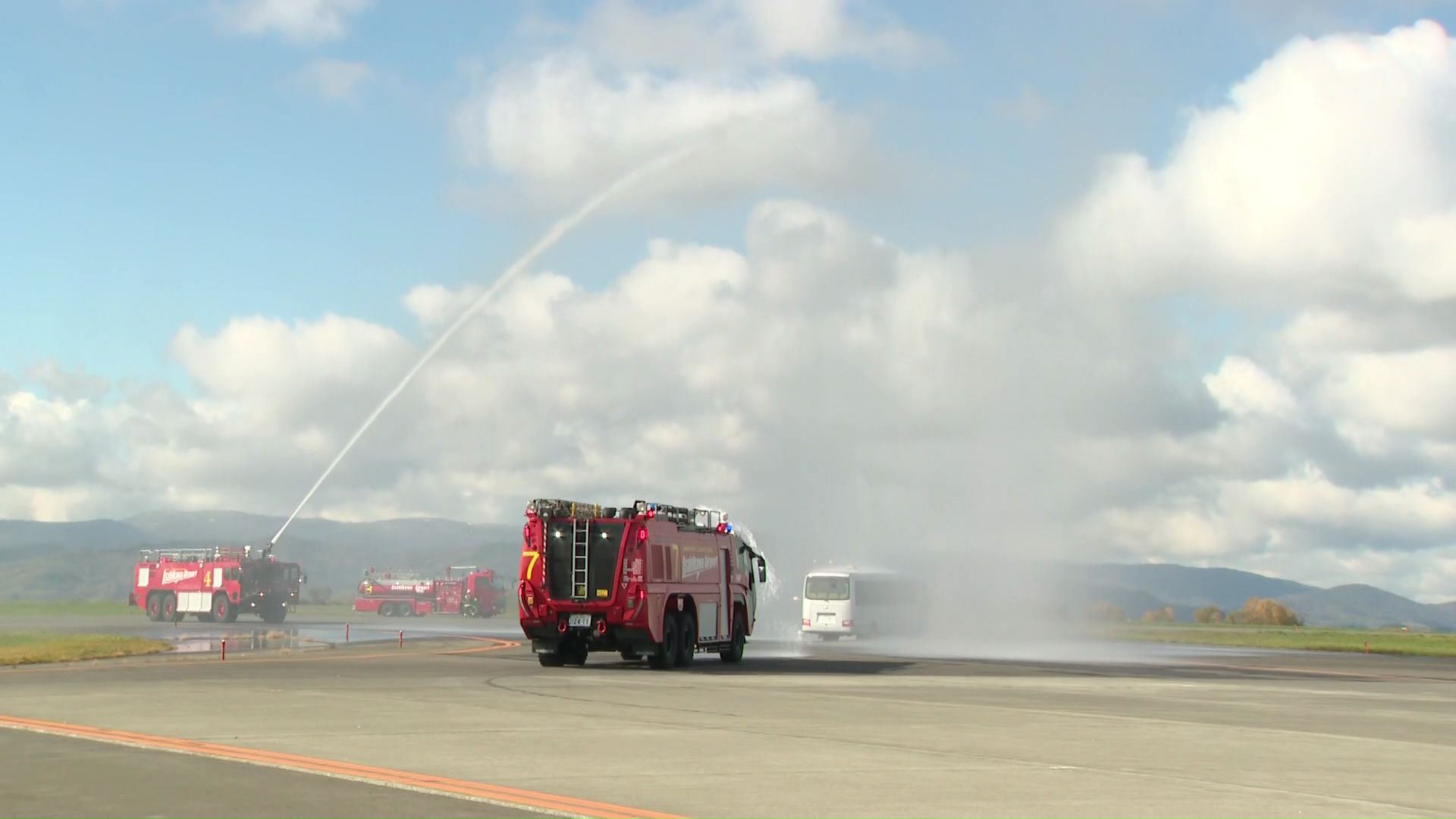 旅客機から出火した想定で放水訓練