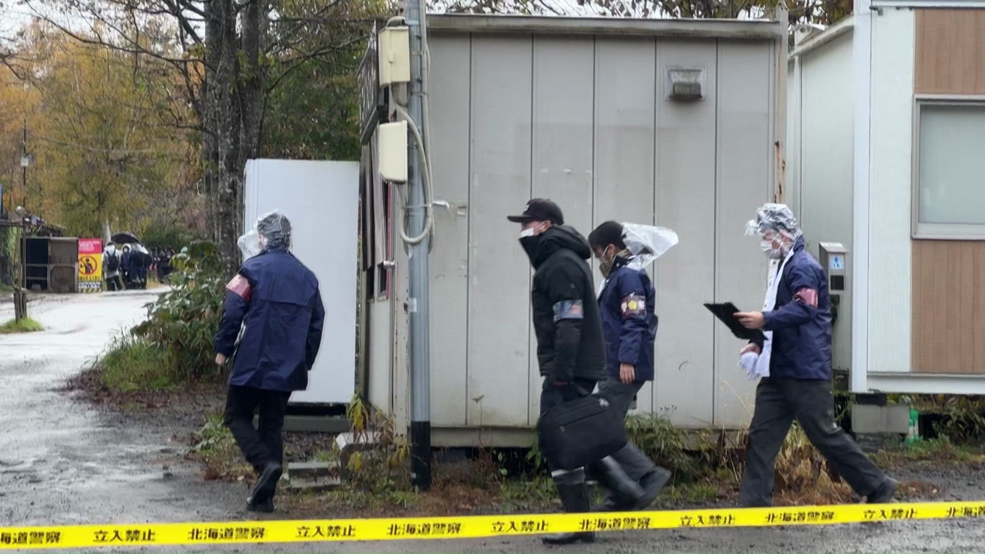 園内には多くの捜査員