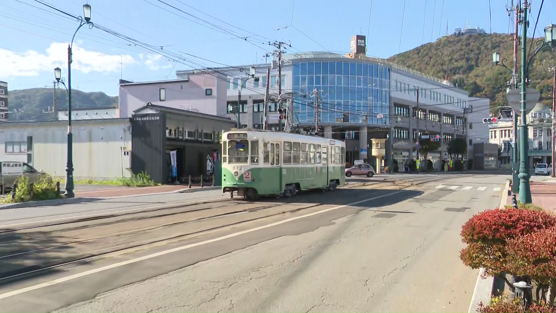 現場は函館市末広町の十字街停留場近くの交差点