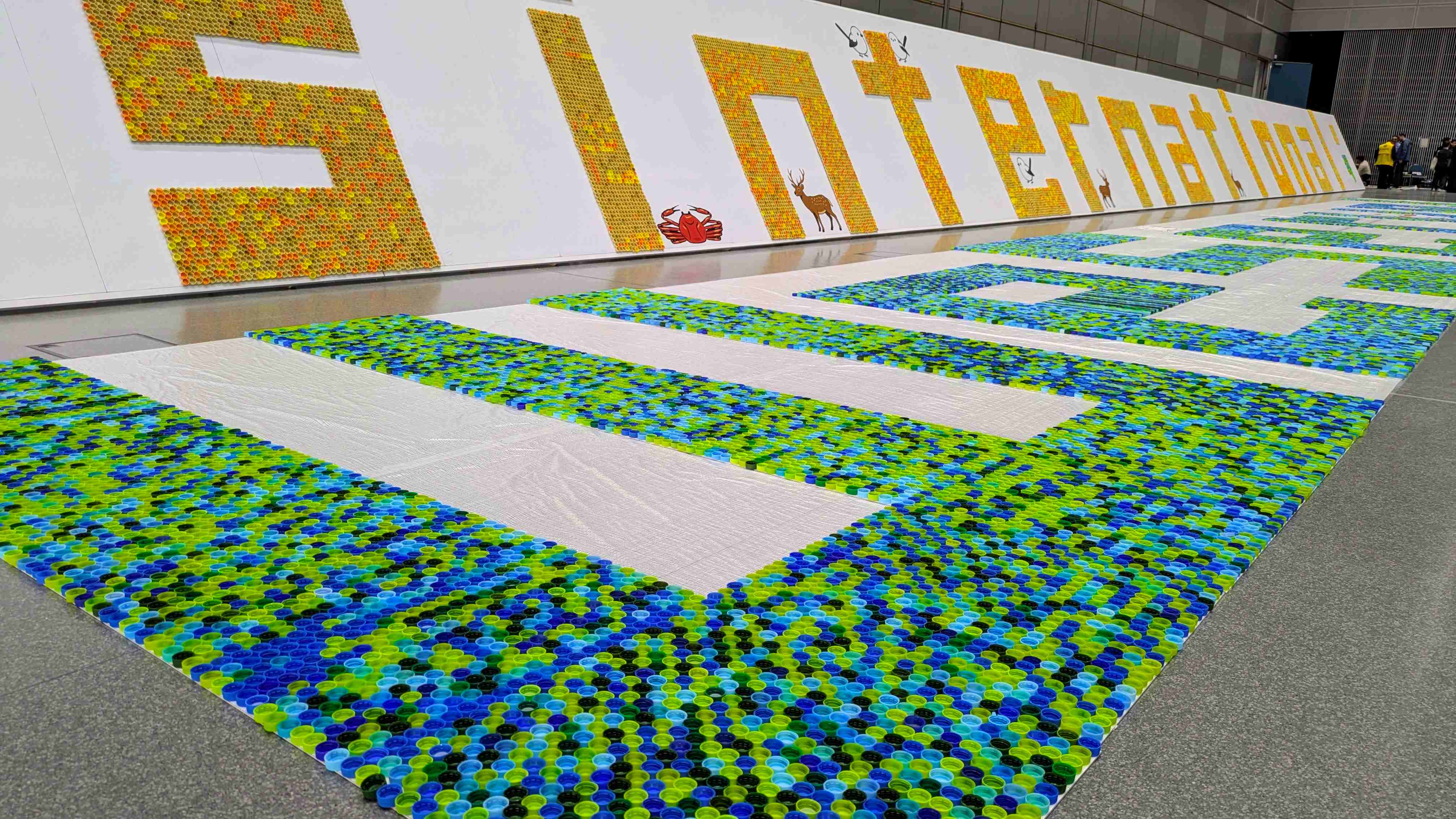 8万個超のボトルキャップで作られた巨大アート