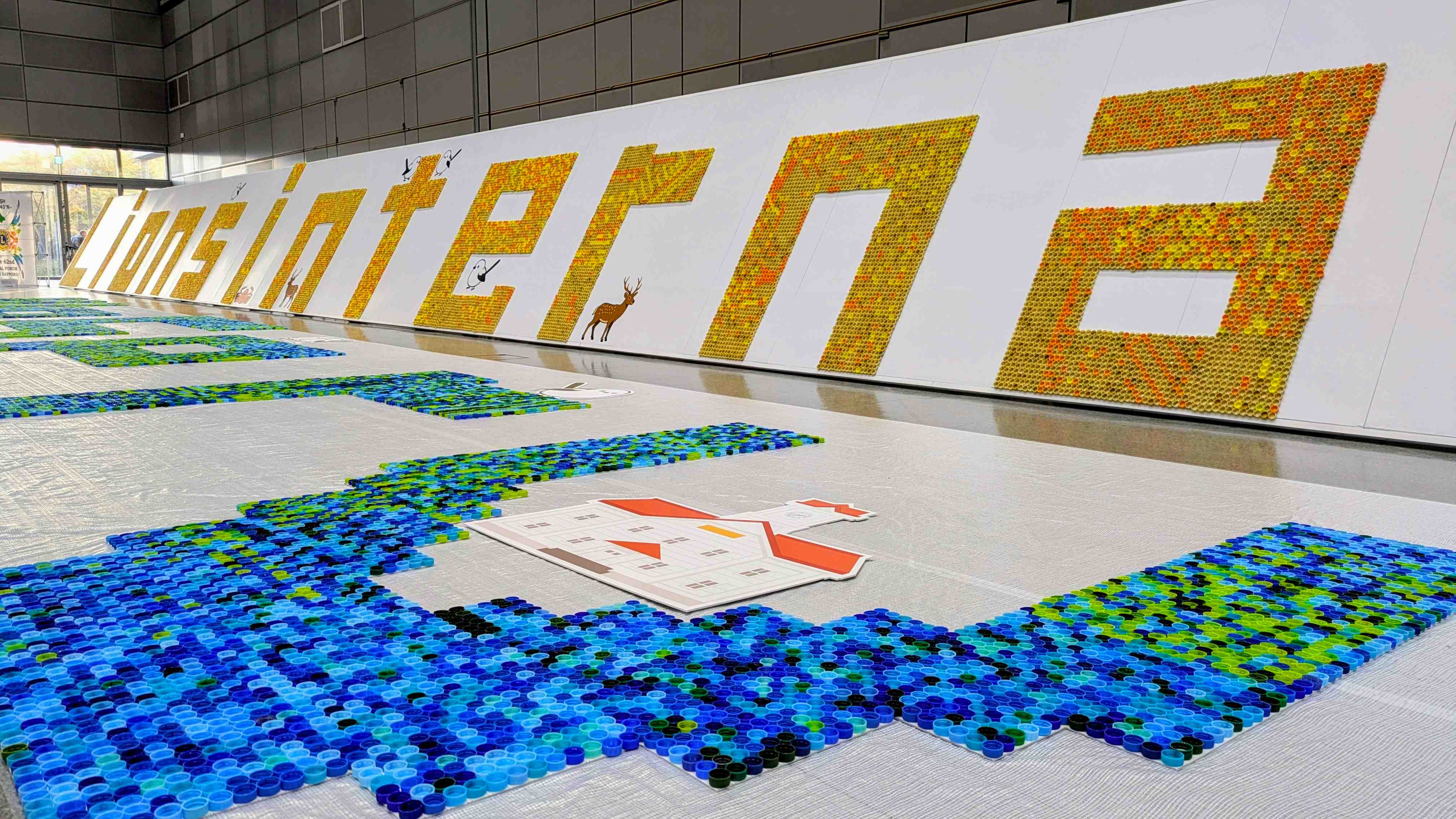 ボトルキャップで作られた巨大アート