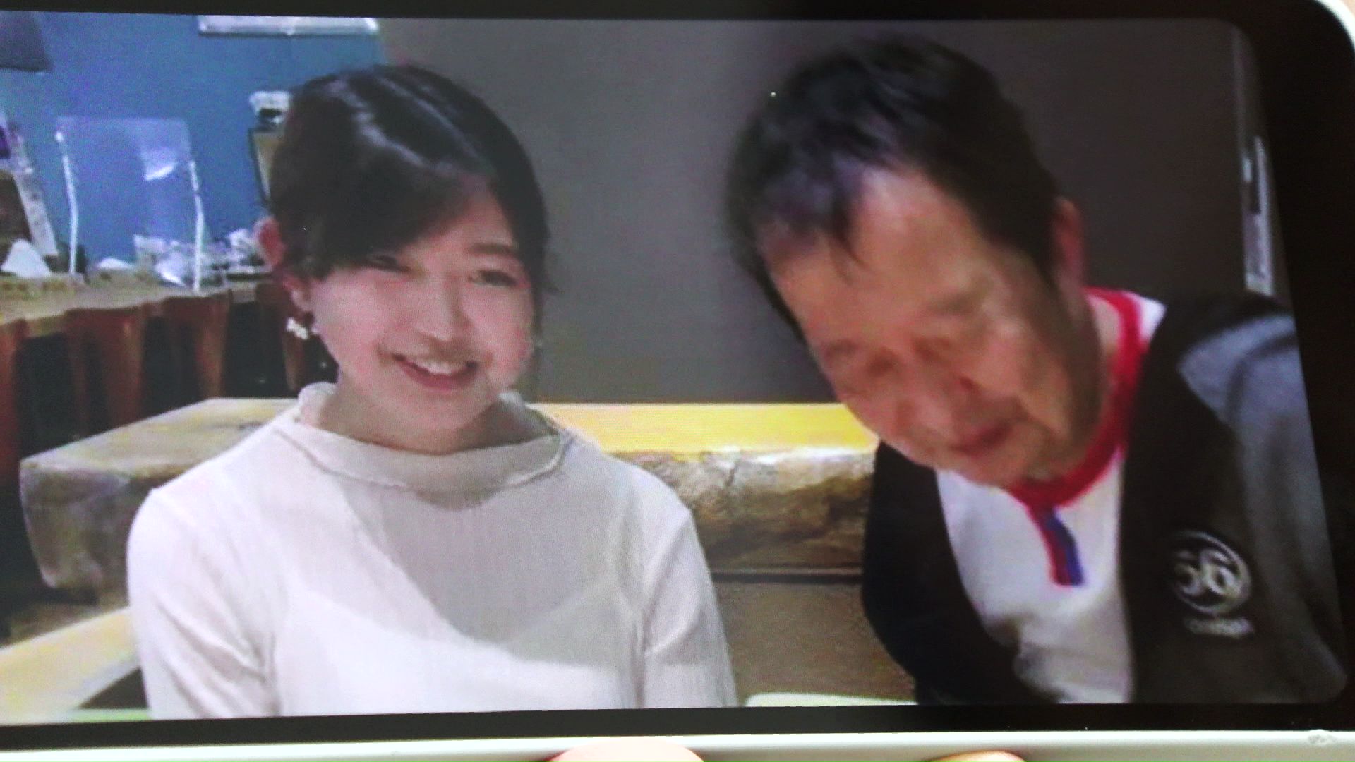 父親の冨川歩さんと一緒に食事する芽生さん
