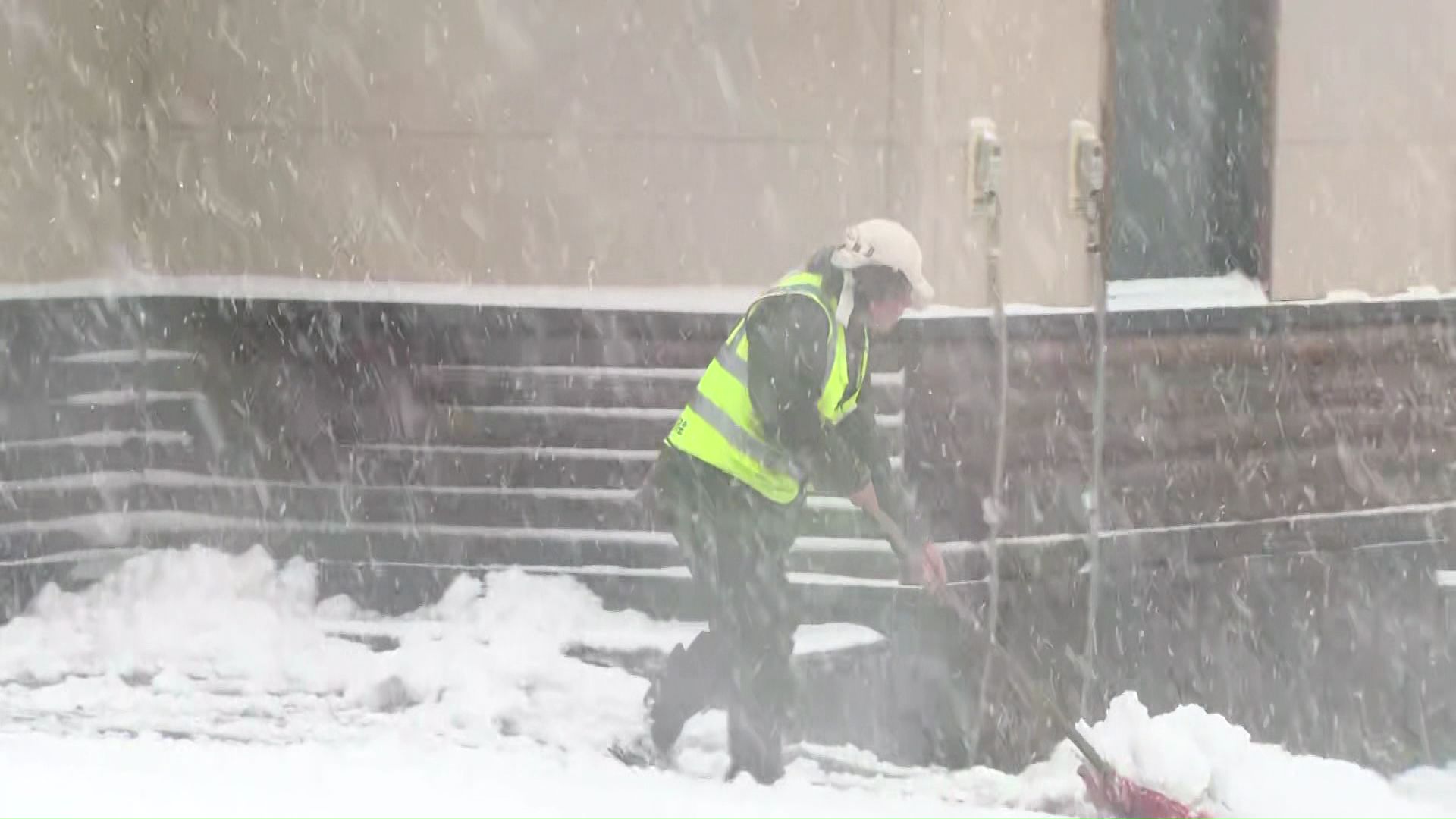 除雪をする人の姿も