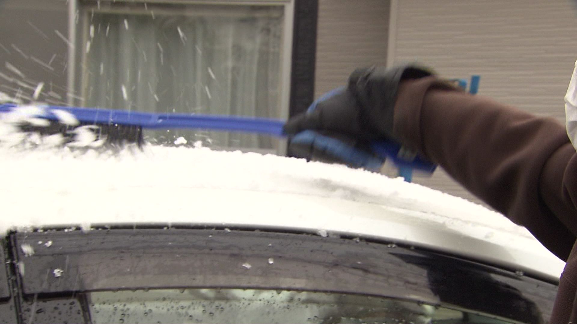 車の上にうっすら積雪