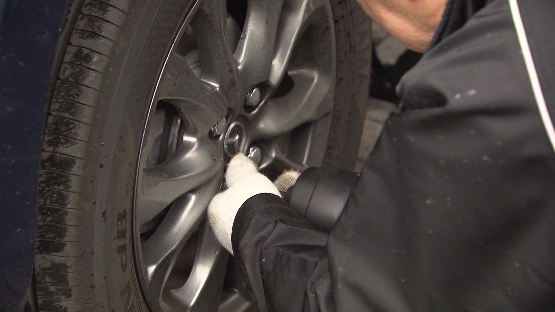 降雪を受けてタイヤ交換をする人も