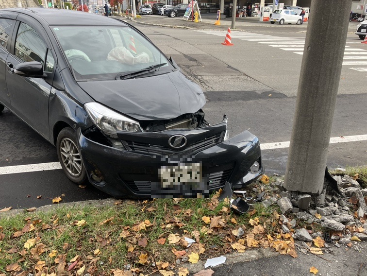 信号機の支柱に乗用車が突っ込む_根本が粉々に崩れて倒れそうになるもケガ人なし_交通量の多い交差点で単独事故<北海道札幌市西区山の手>