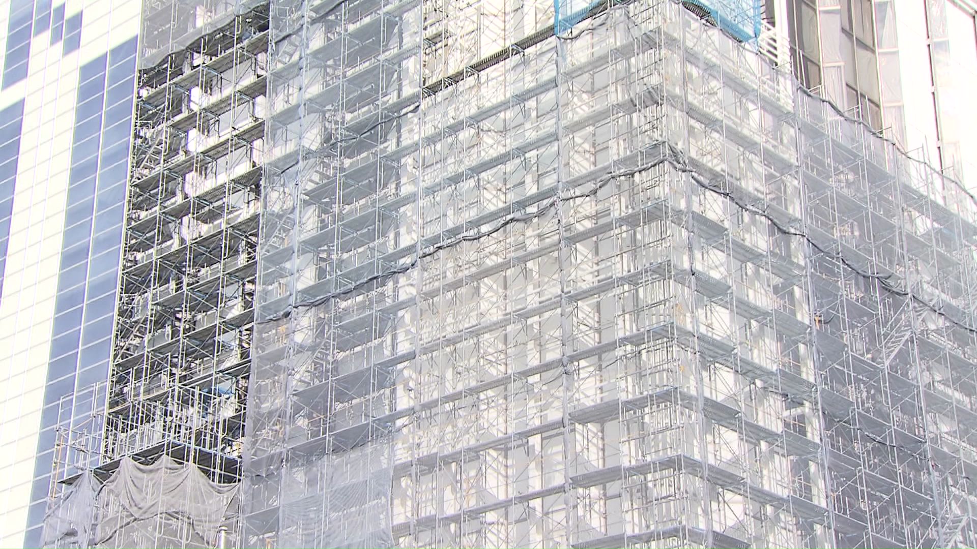 外壁のアスベストの除去が進められている