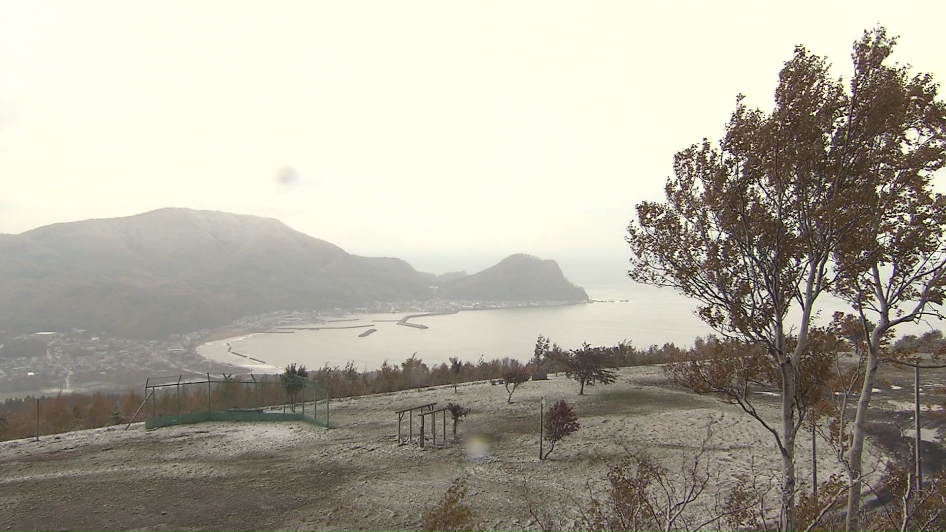 施設は山の上で道路は土砂災害の危険性も