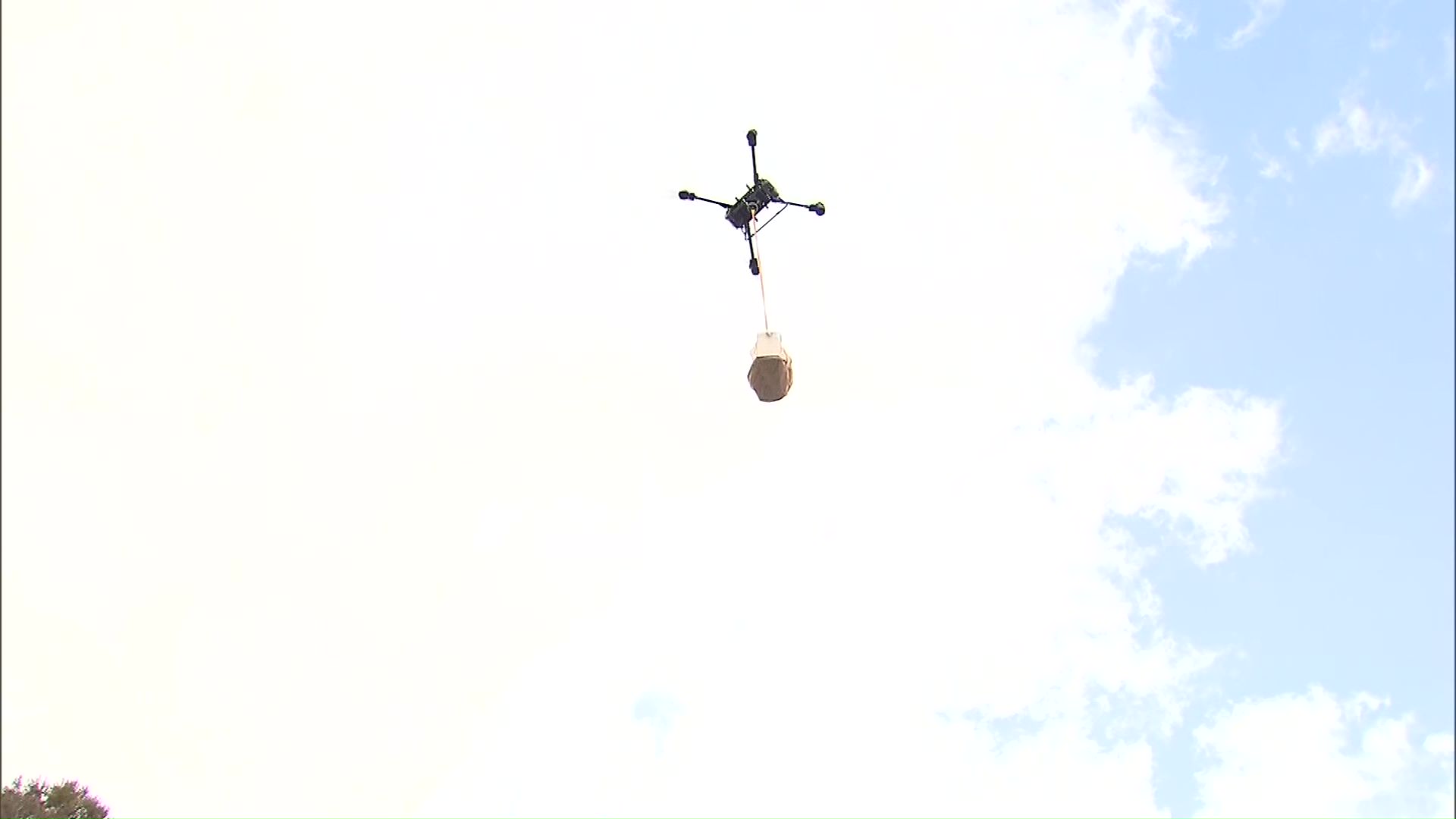 防災訓練ではドローンでの物資運搬を確認