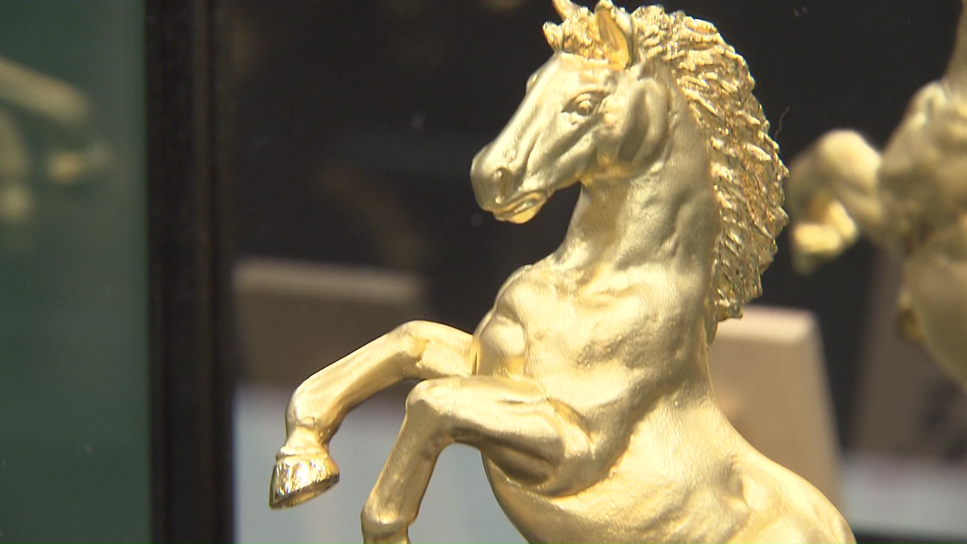 札幌三越で開催中の「大黄金展」に展示されている“跳ね馬”