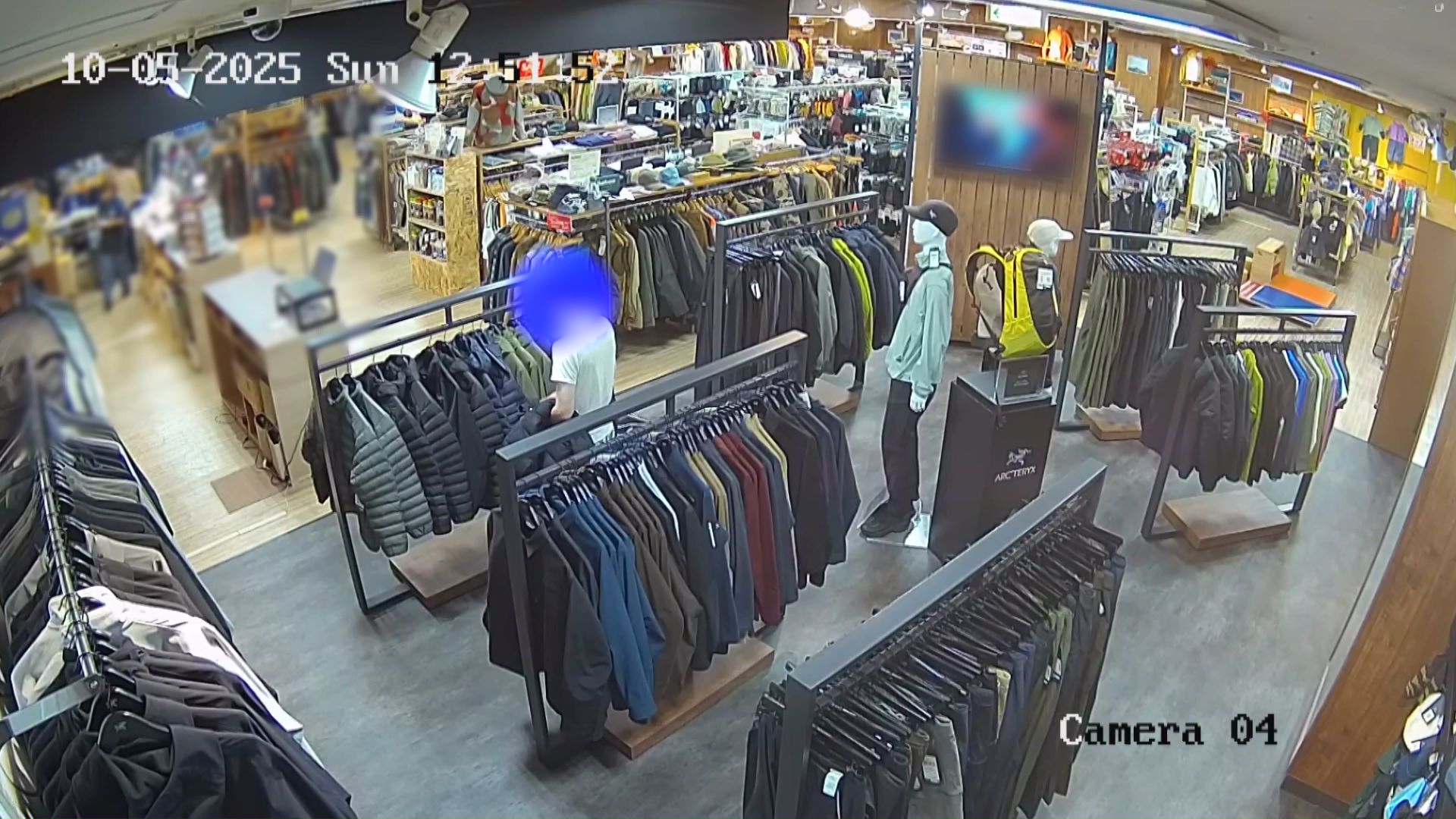 前日にもジャケットを盗むような仕草が…