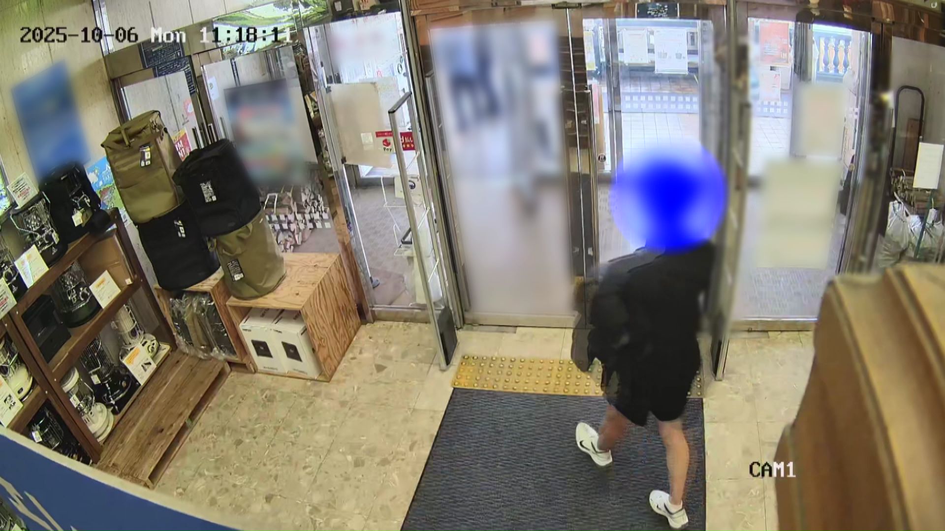 商品を隠したまま退転する男