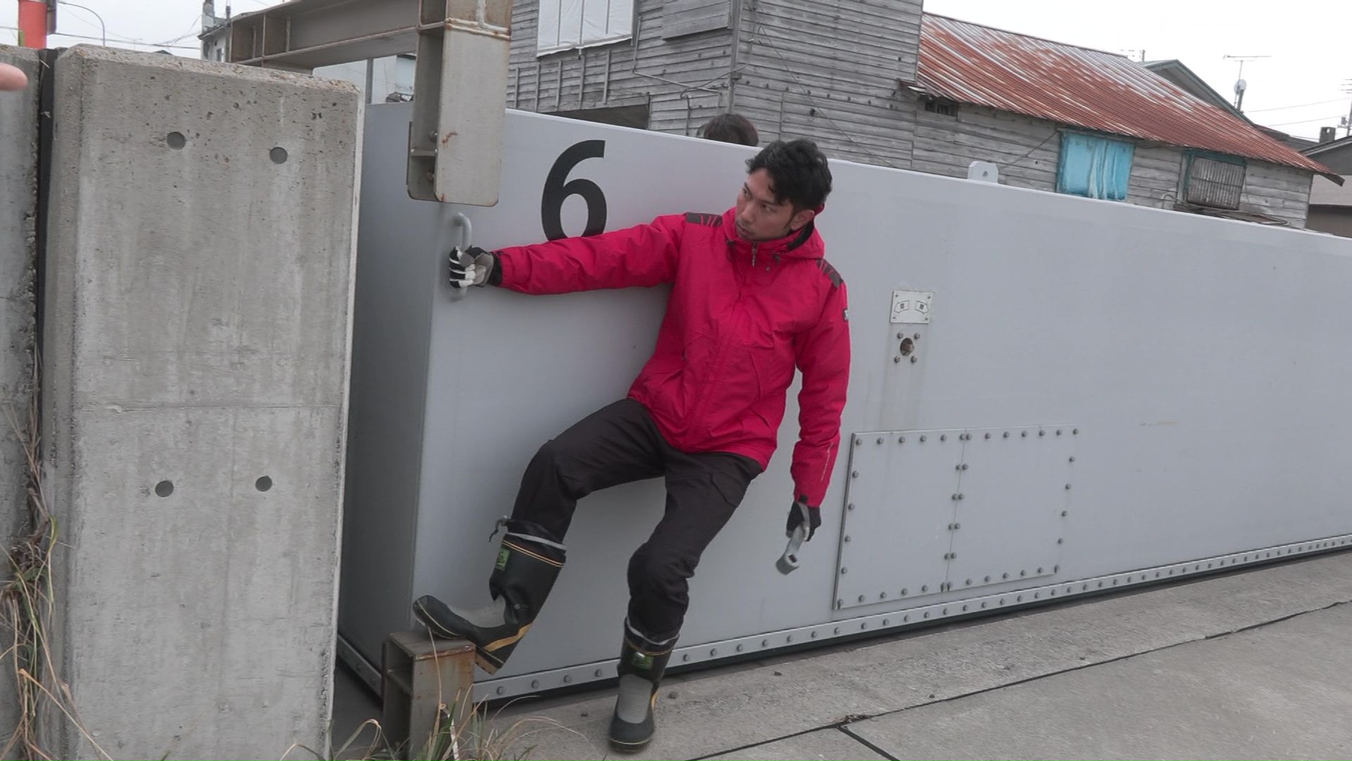 根室市では高潮に備え防潮堤を閉鎖