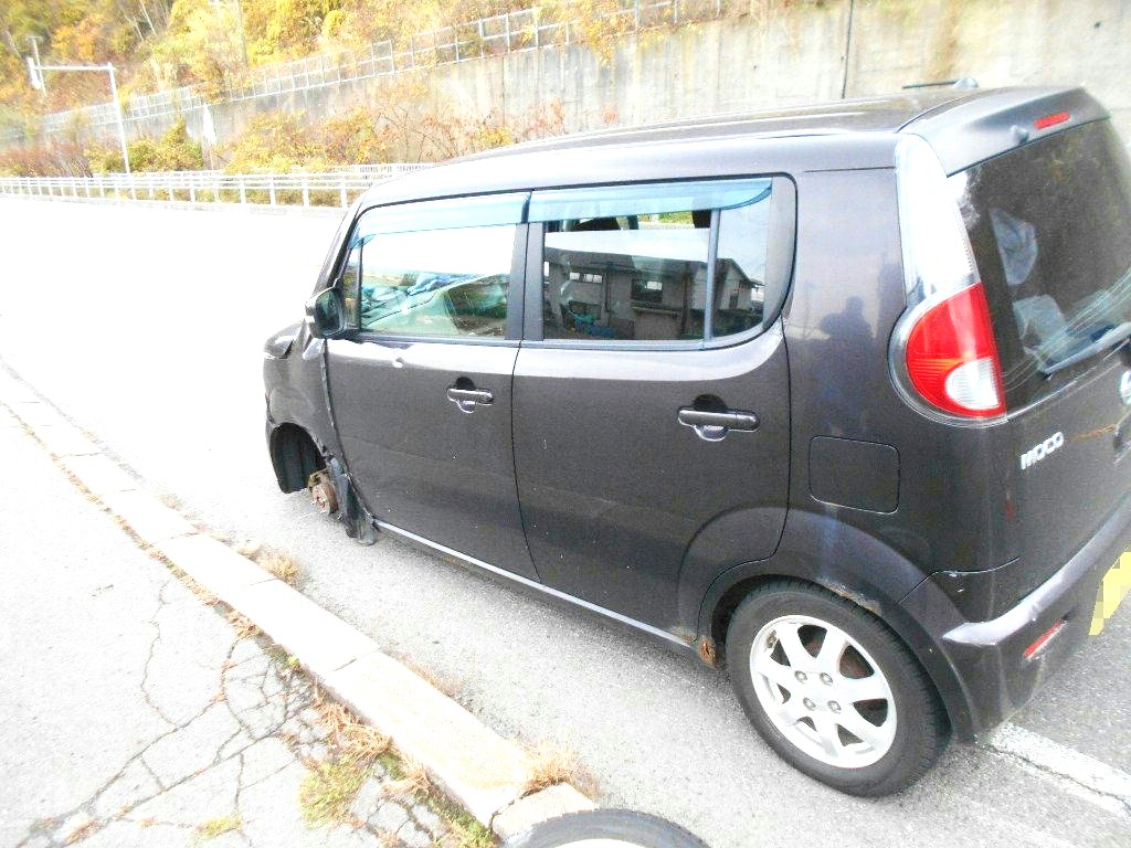 左前のタイヤが外れた軽乗用車(提供:北海道警)
