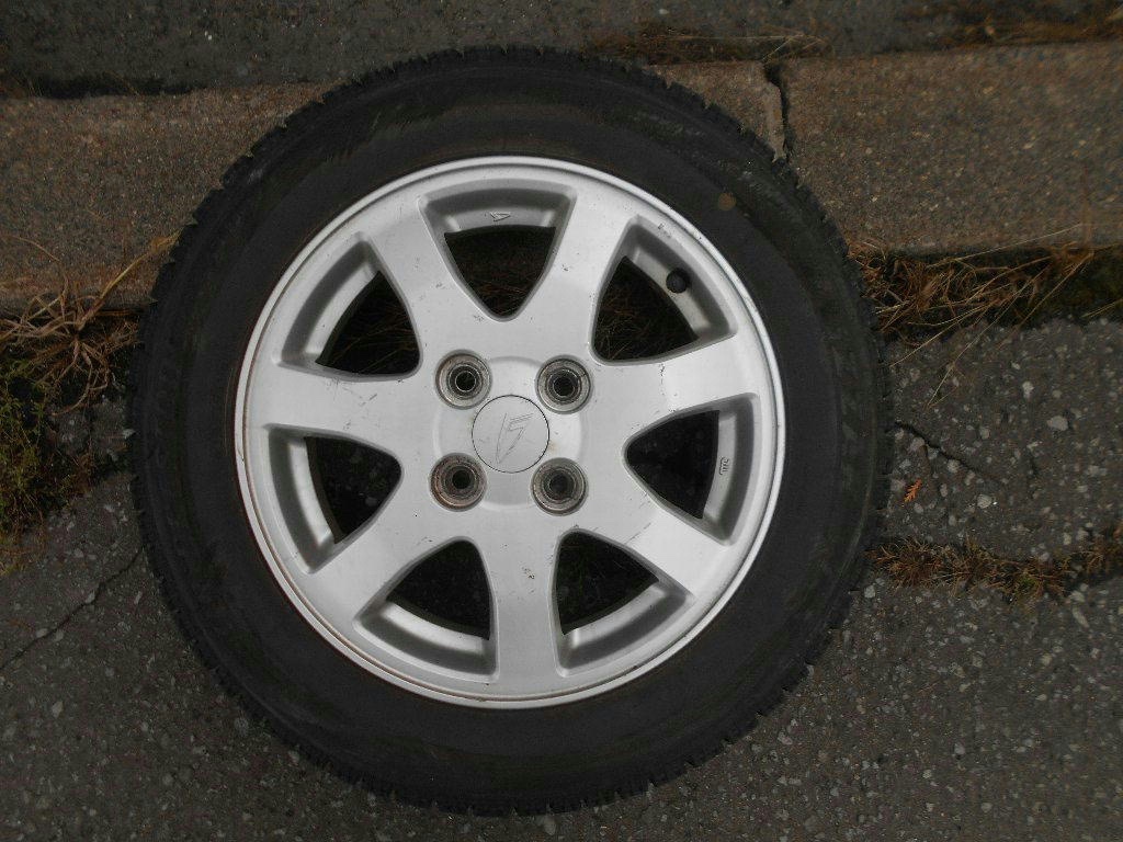 軽乗用車から外れ住宅に突っ込んだタイヤ（提供：北海道警）