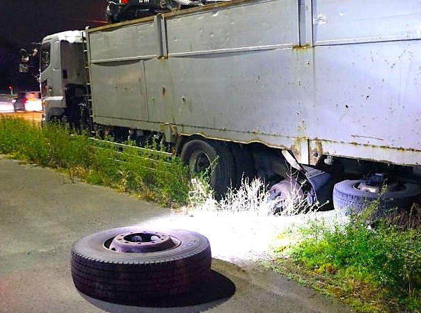タイヤがはずれた車両(提供:道警)