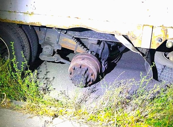 タイヤがはずれた左後輪部分(提供:道警)