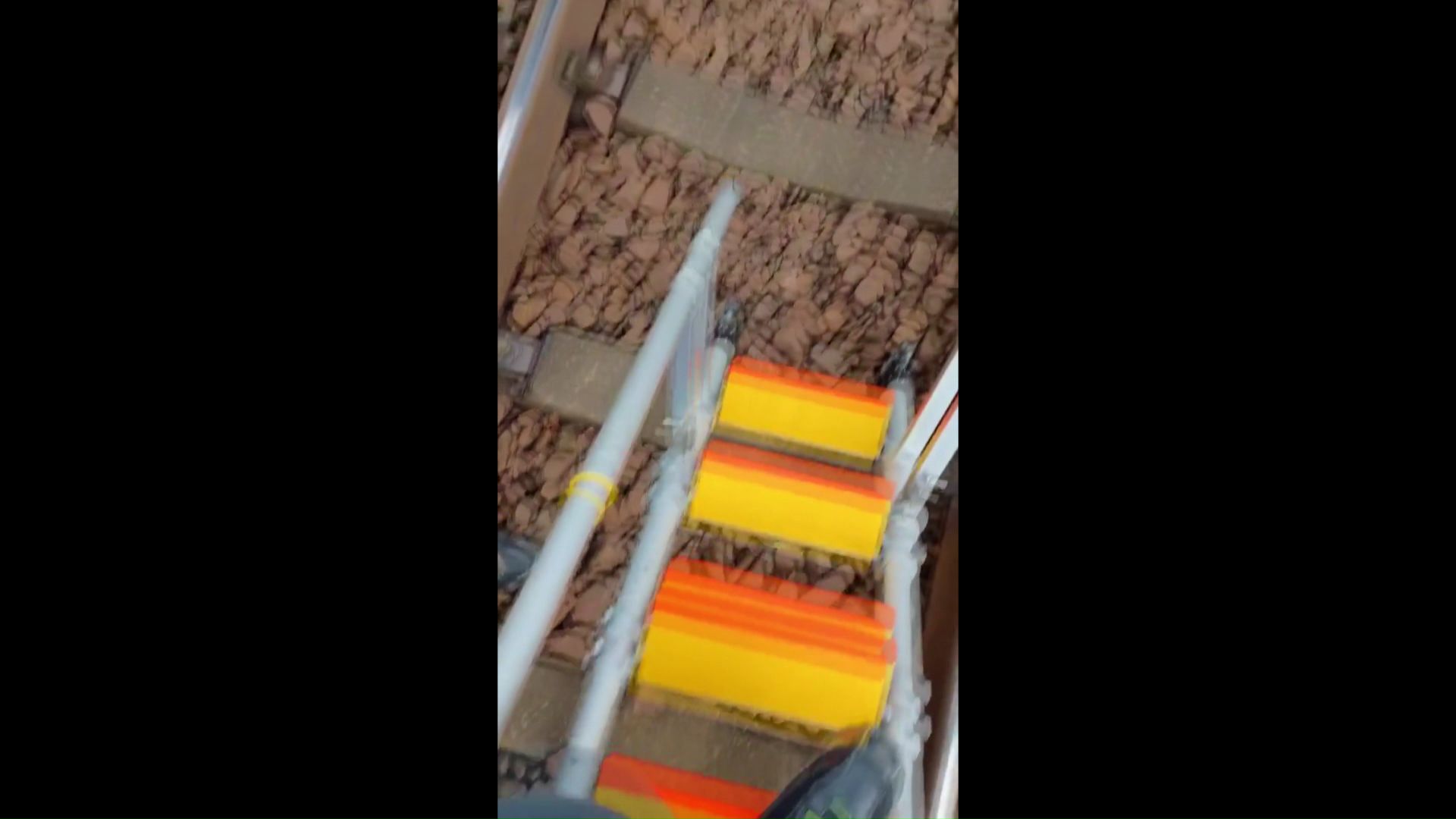 車内から線路上に脱出する様子(撮影:視聴者)