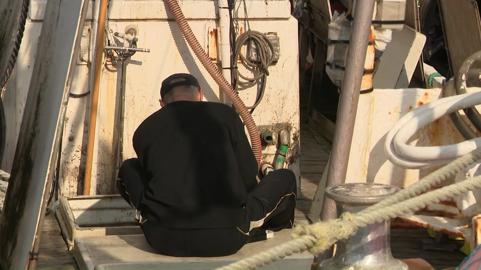 函館漁港で装備品の補修を続ける漁師