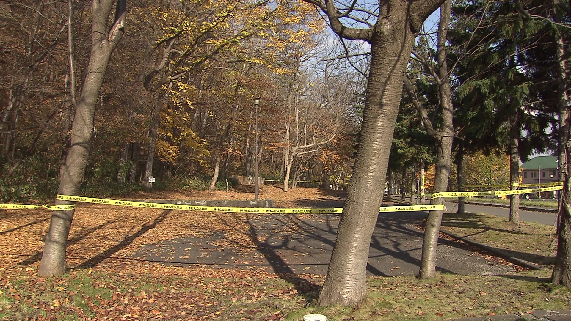 いまだ規制線の残る公園(札幌市西区西野)