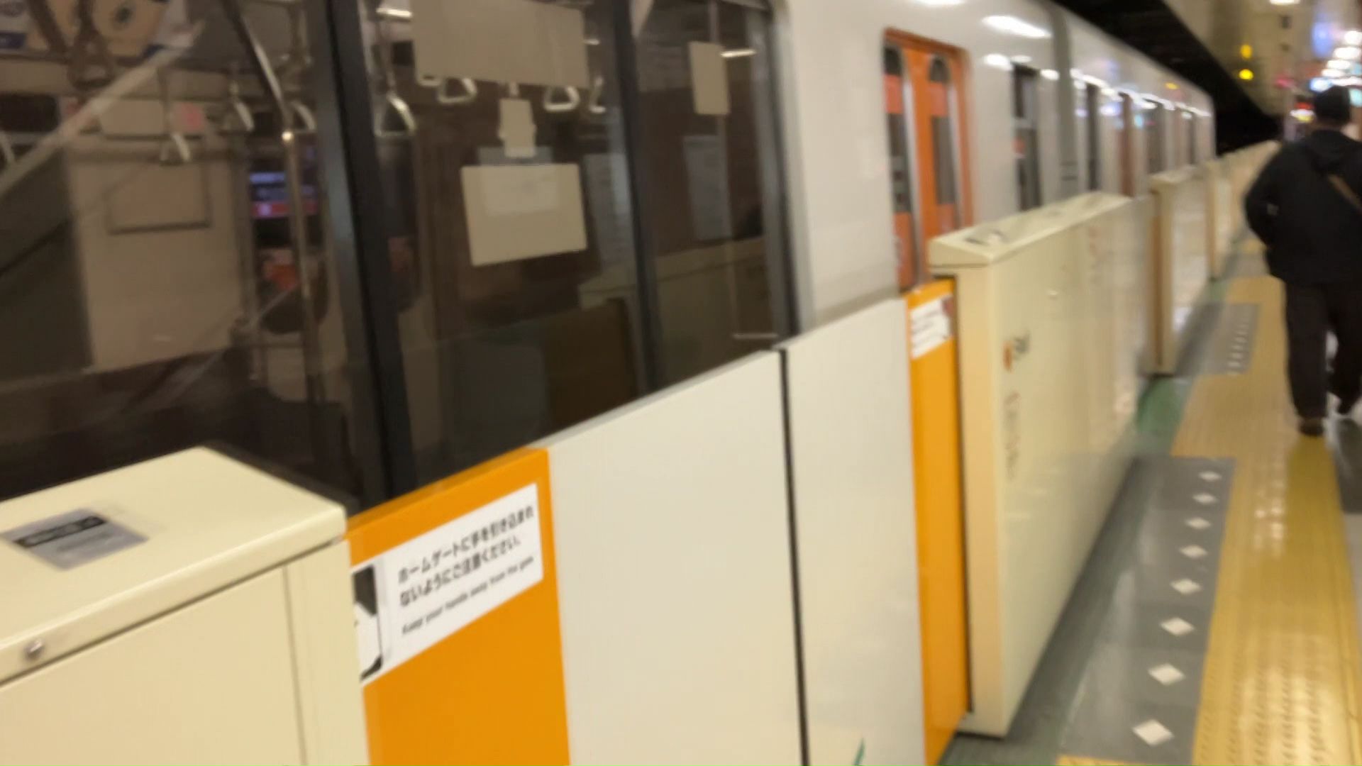 ホームにとまったまま動かなくなった車両(撮影:視聴者)