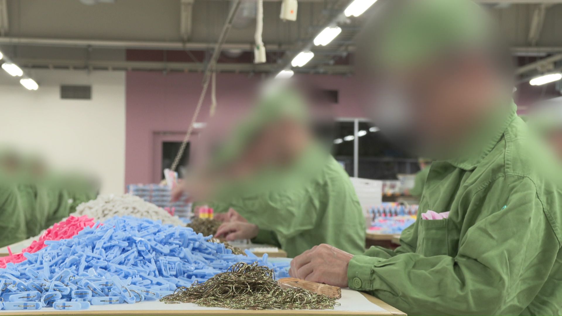 熱心に作業をする受刑者たち