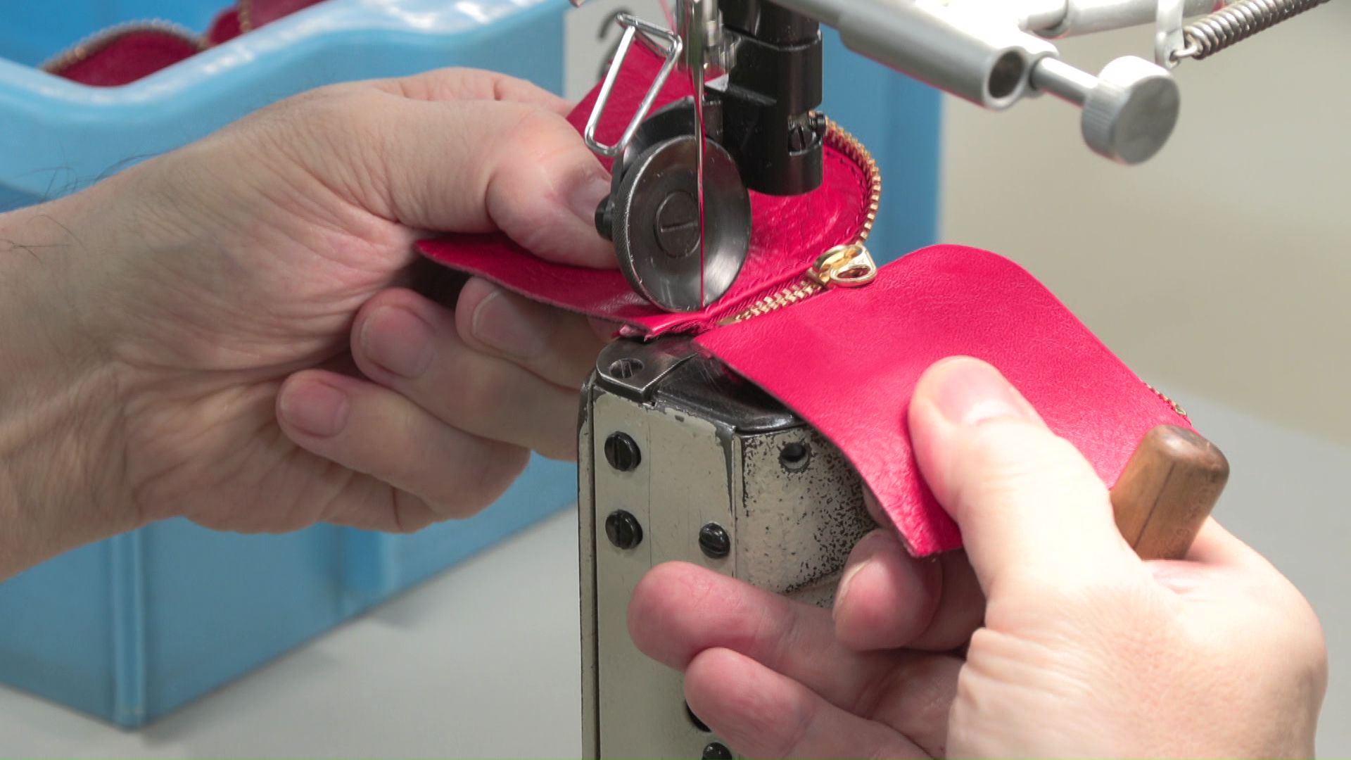 1枚の革から財布やペンケースなどを作る