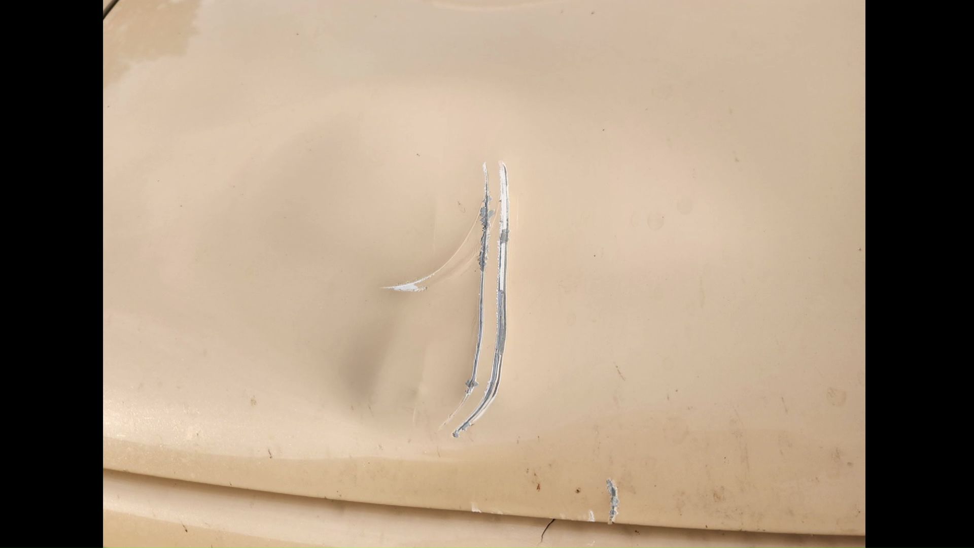 ボンネットには大きな傷が（提供：視聴者）