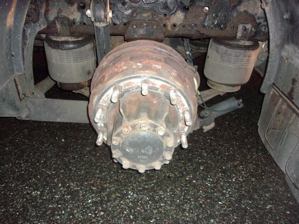 左後ろのタイヤ2本が外れている（提供：道警）