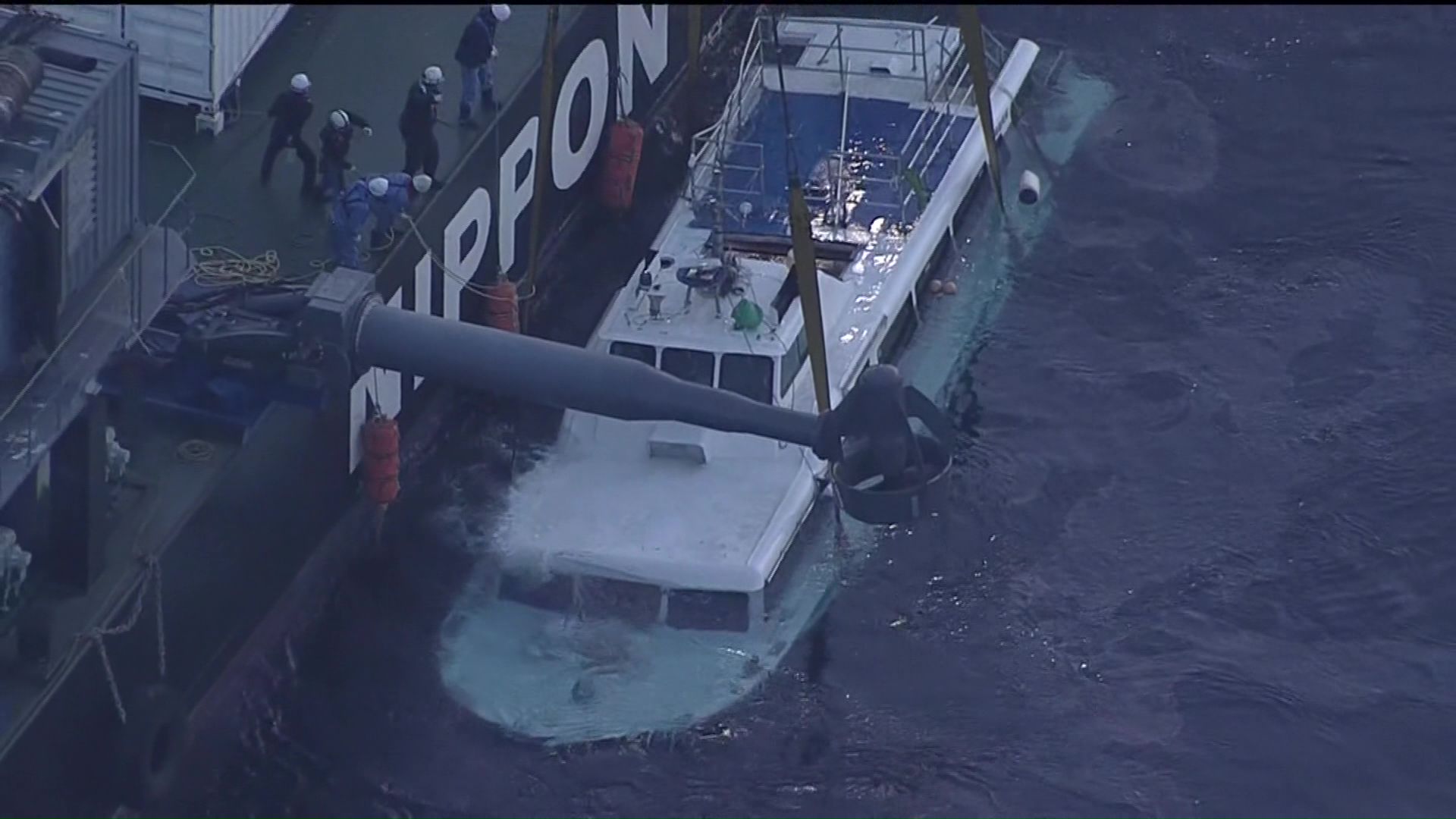 引き揚げられた「KAZU1（カズワン）」