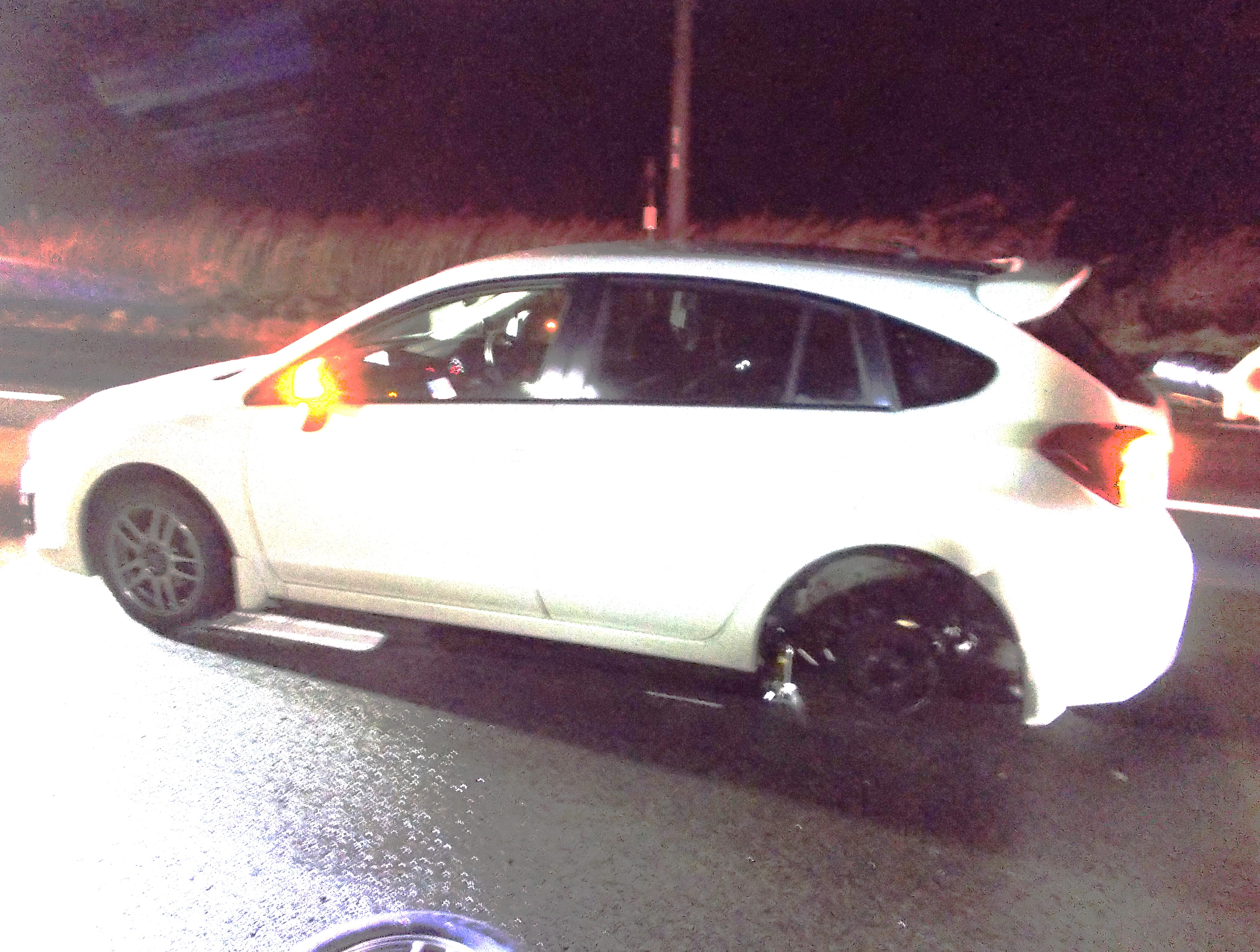 タイヤが外れた車(提供:道警)