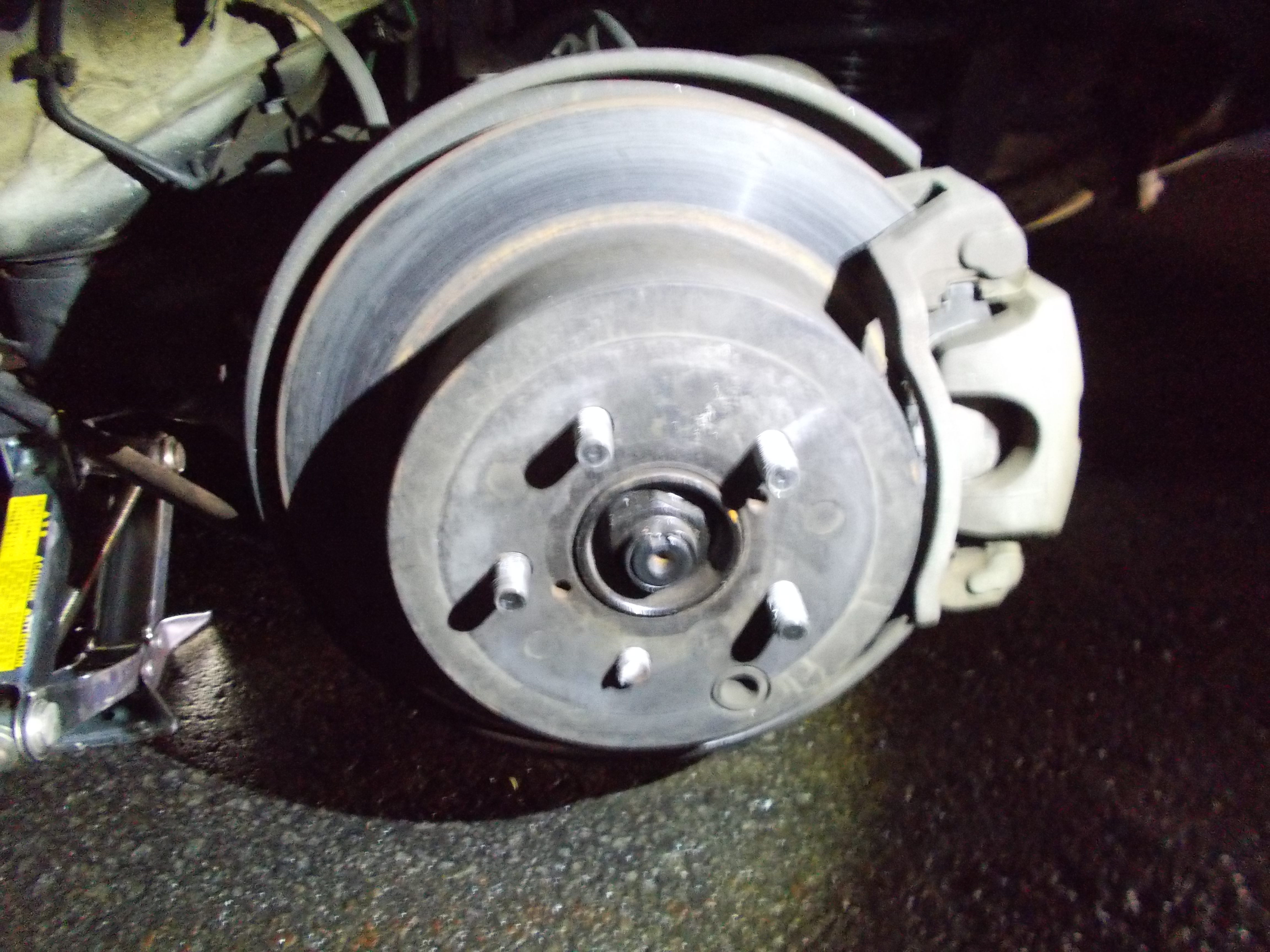 タイヤが脱落した左後輪(提供:道警)