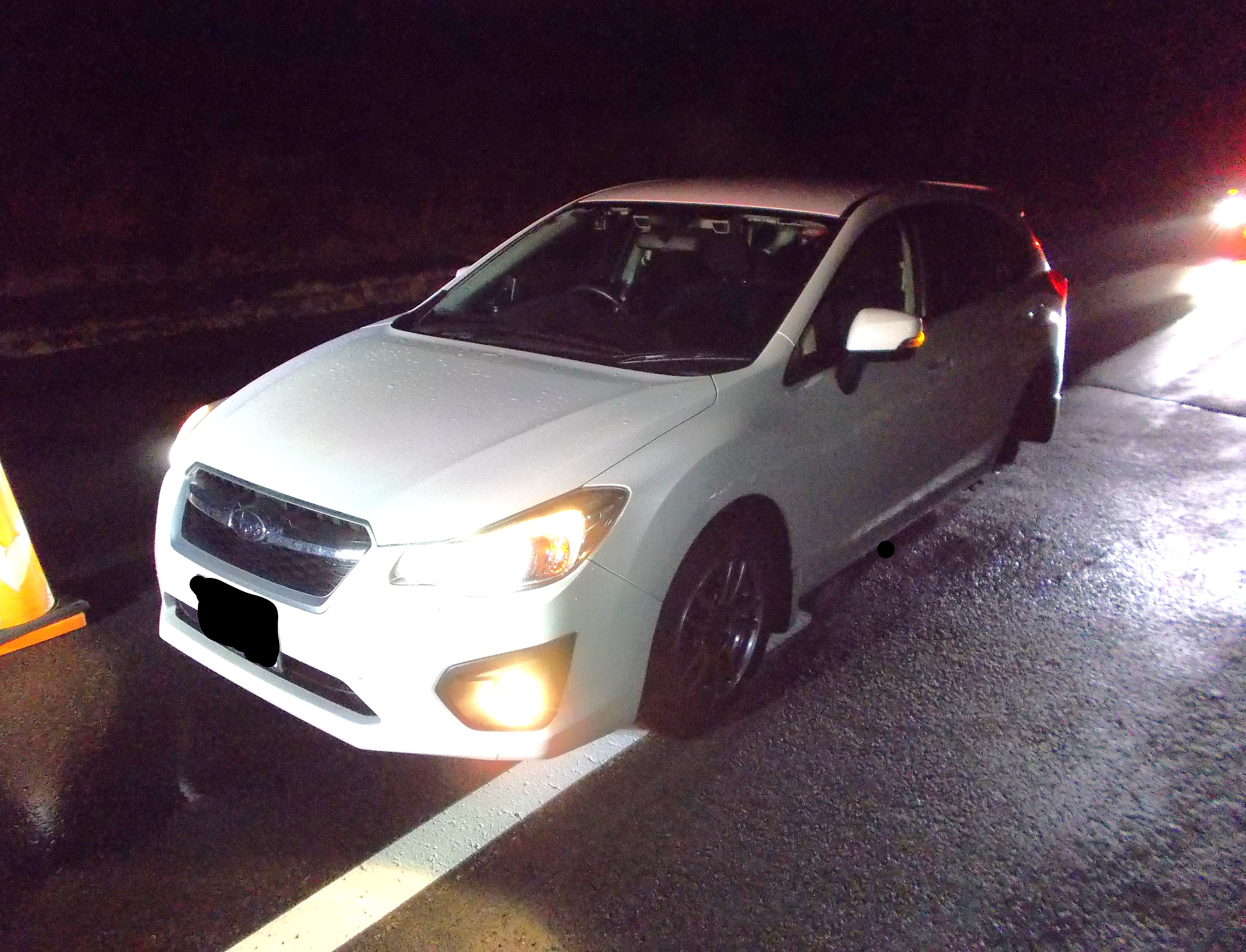 タイヤが外れた車(提供:道警)