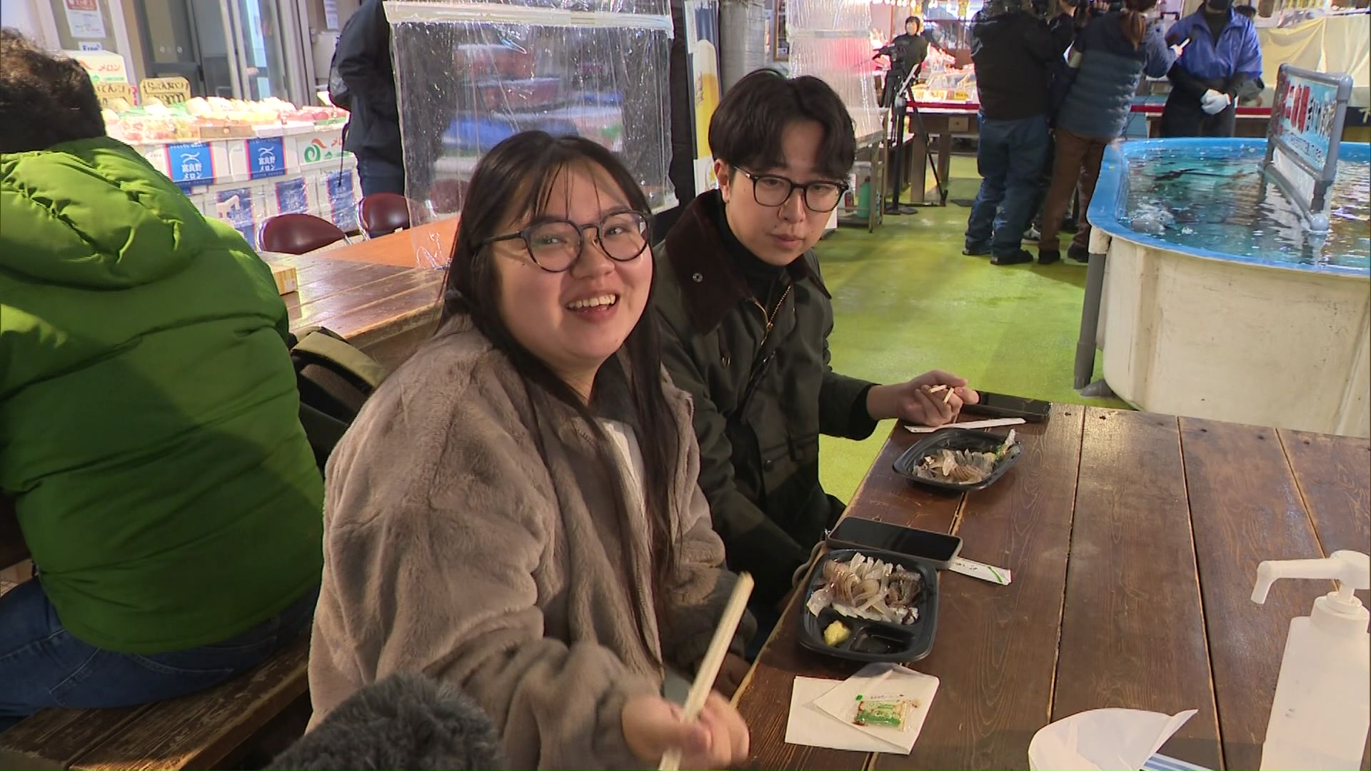 釣り堀を訪れた観光客