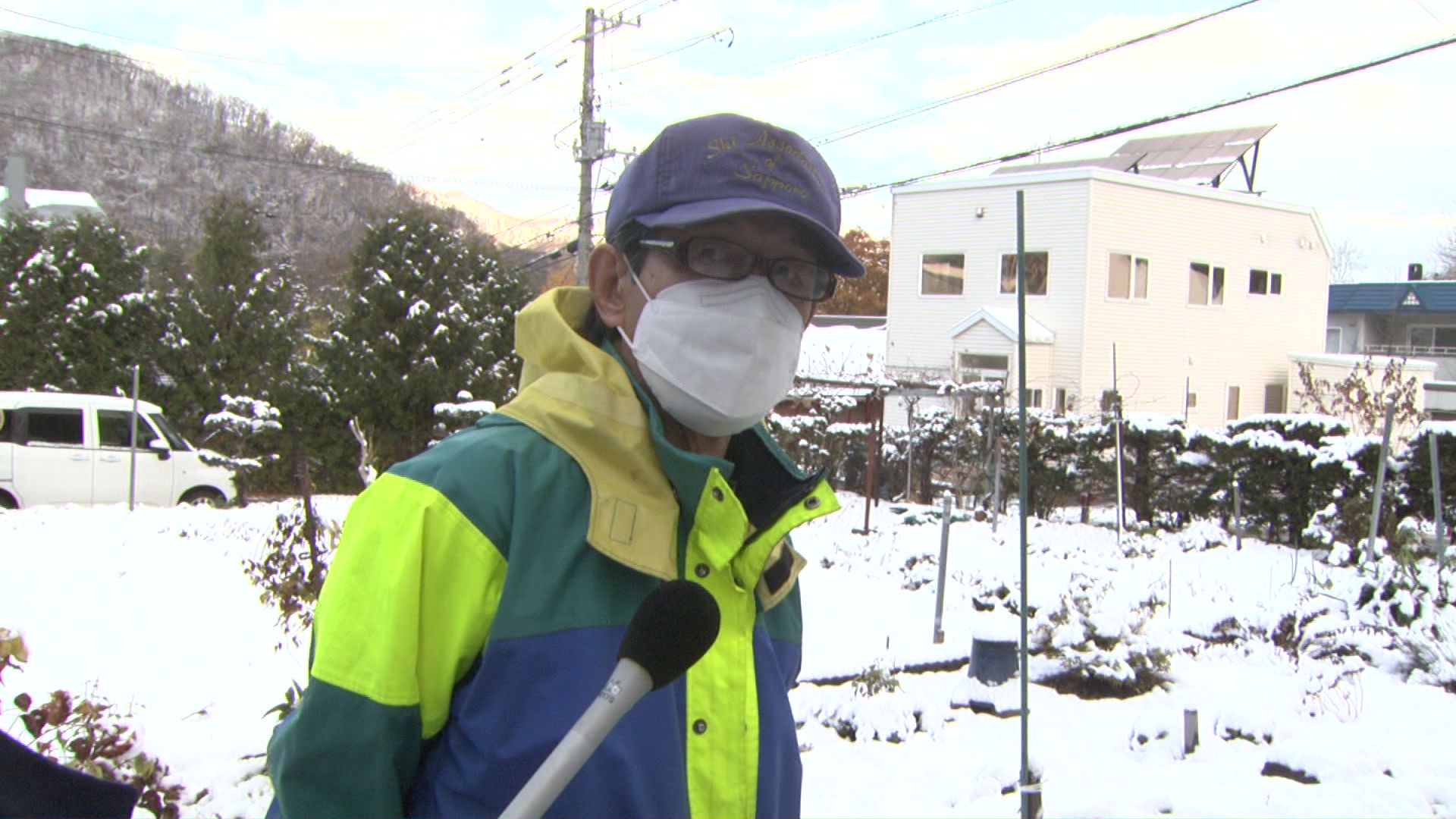 自宅前に残されたクマの足跡を撮影した男性