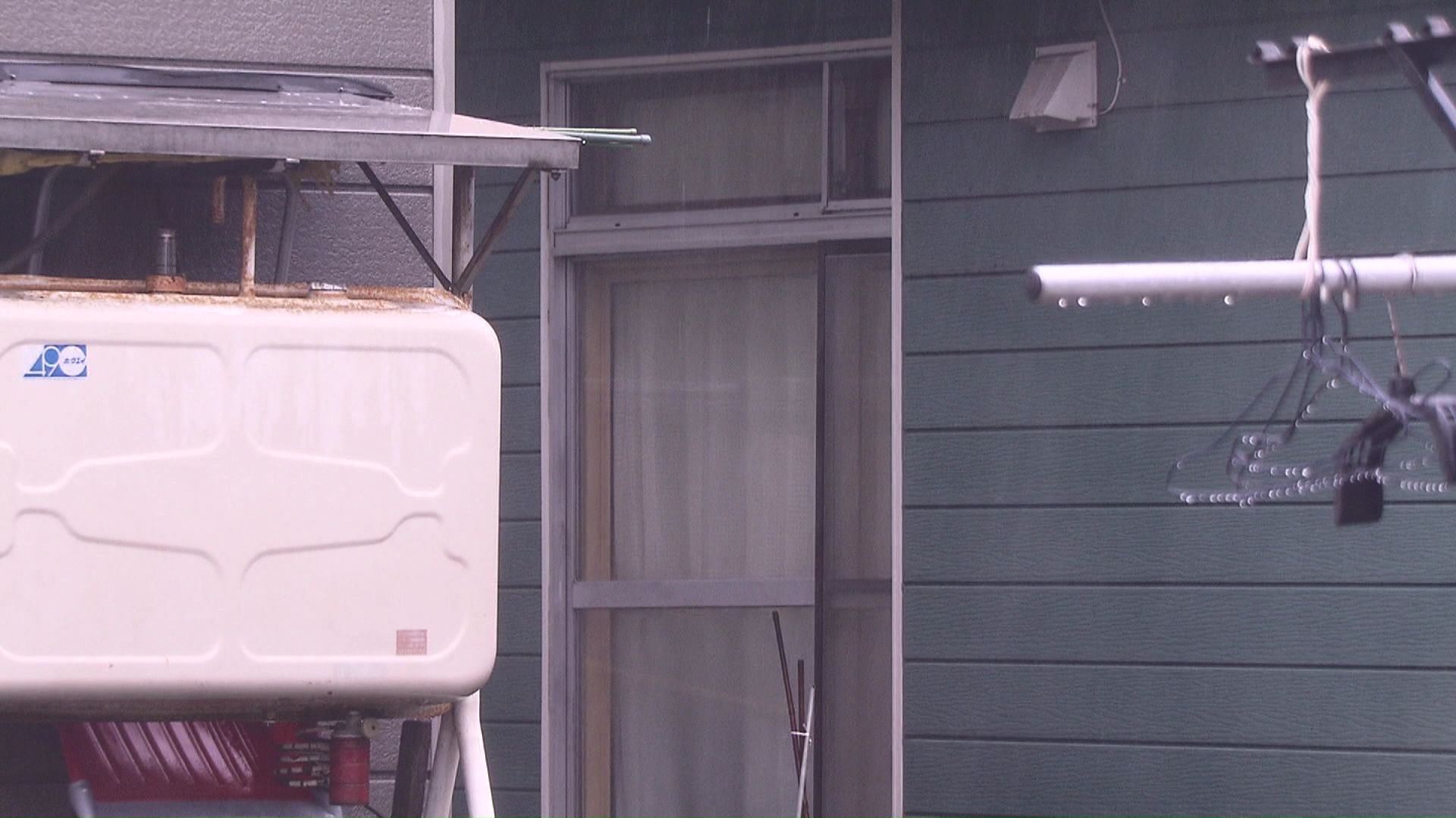 3人は住宅1階の同じ部屋で発見