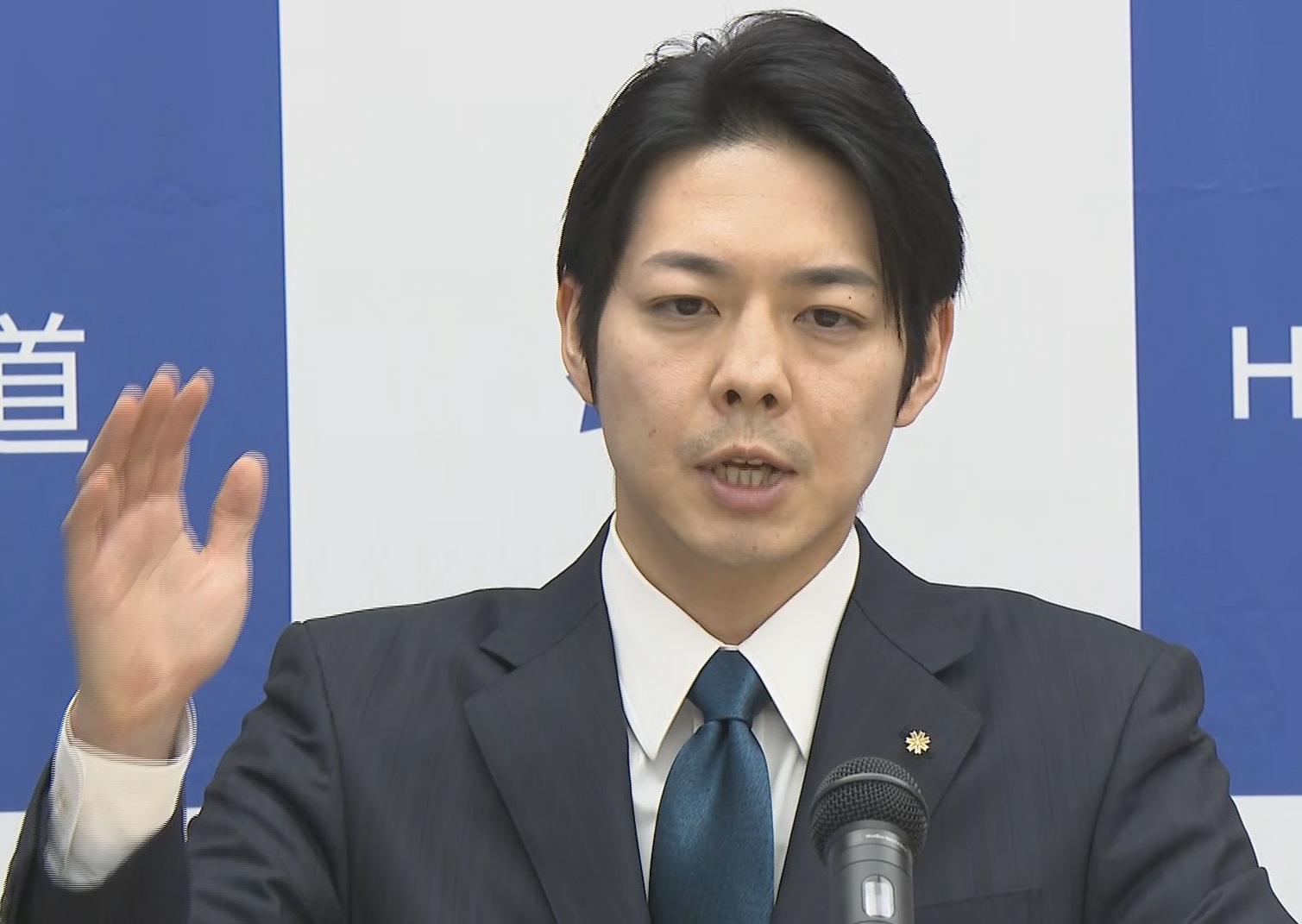 会見で黄川田氏とのやりとりを明かした鈴木知事(11月14日)