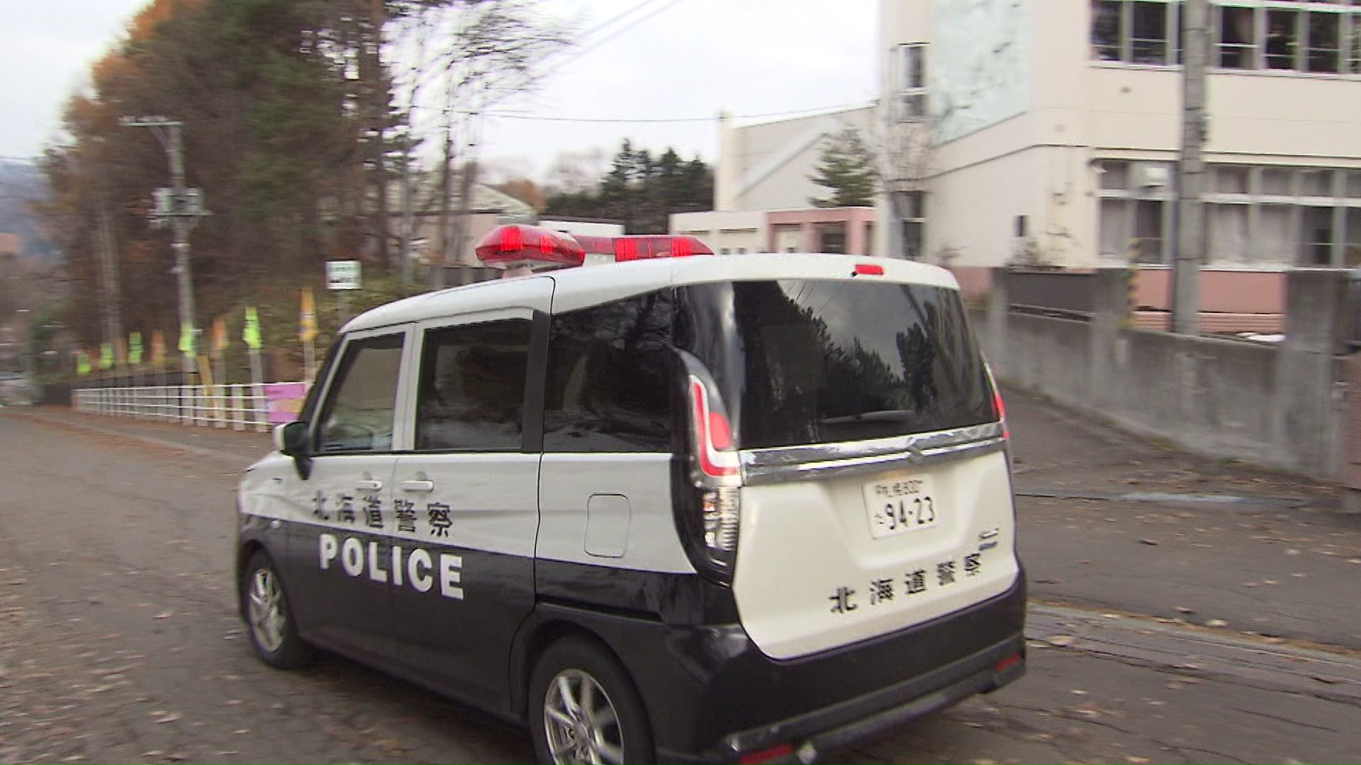 クマ目撃情報を受けてパトロールをする警察