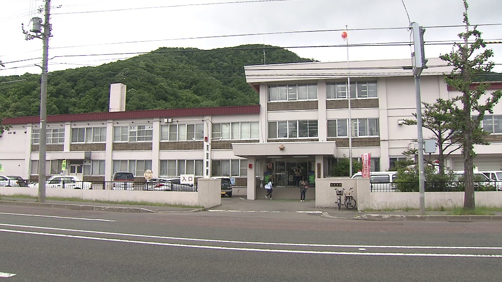男を逮捕した北海道警南署(札幌市)