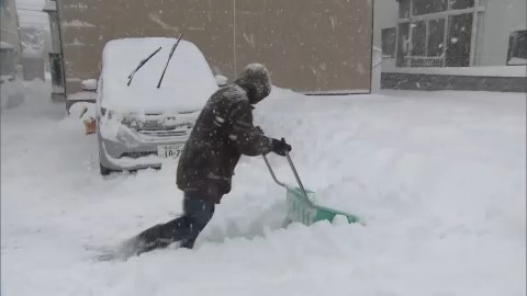 雪かきに追われる住民（札幌市北区）