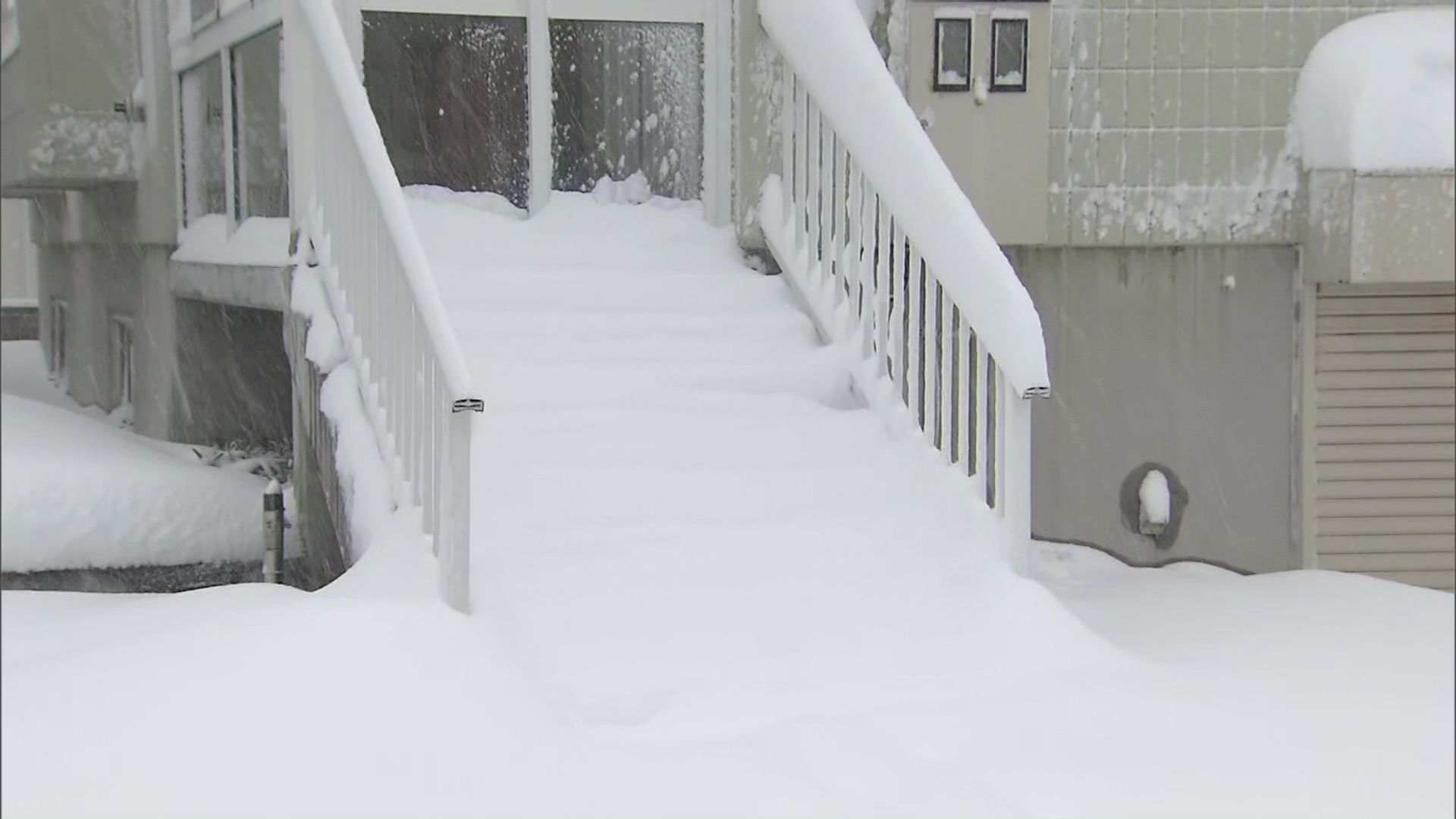 家の前の階段まで雪で覆いつくされた