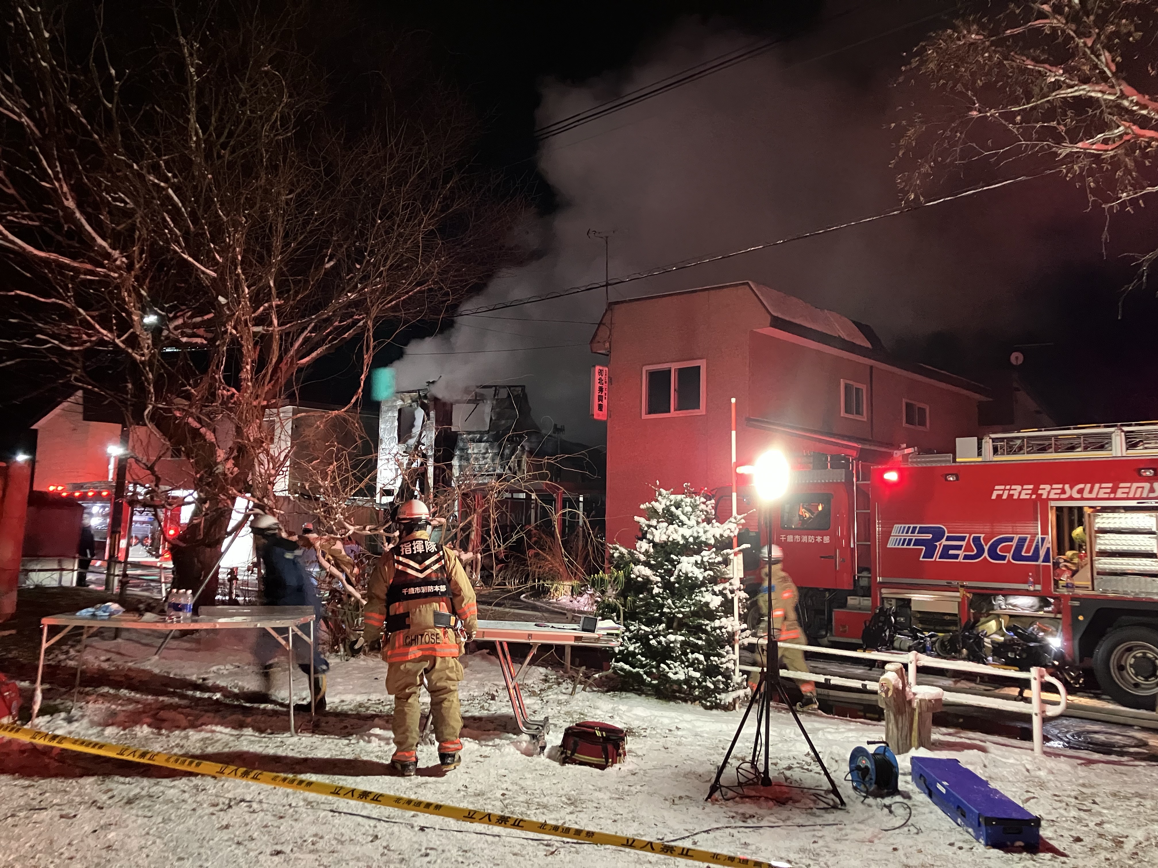 火の勢いが強く建物はほぼ全焼